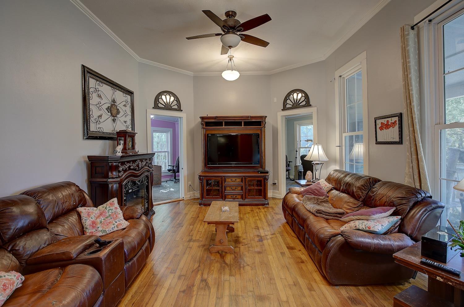 905 S Walnut St, Georgetown, TX 78626