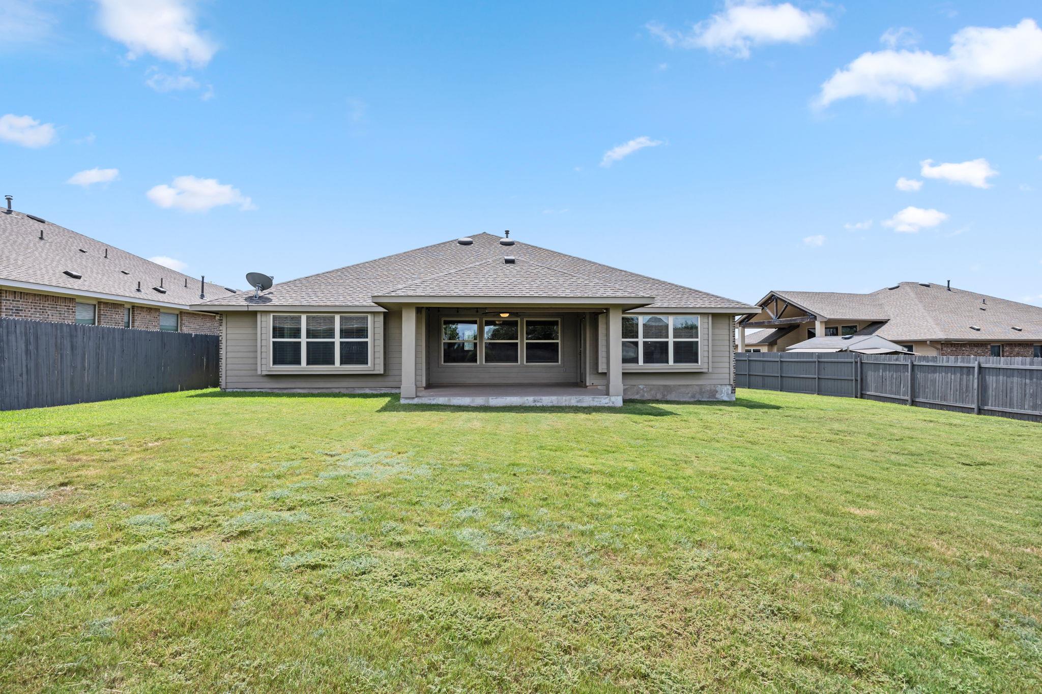 140 W Highfield St, Hutto, TX 78634