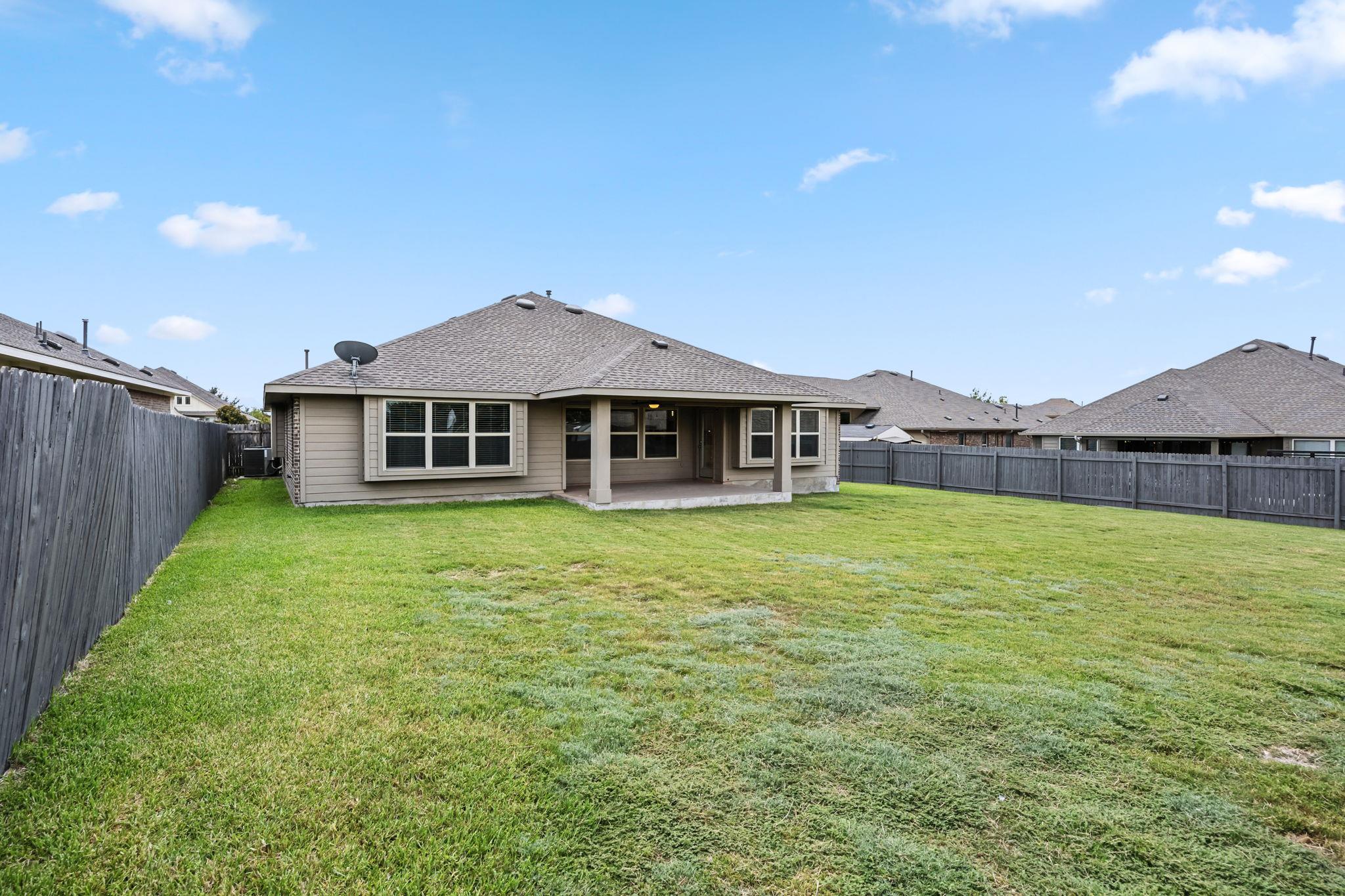140 W Highfield St, Hutto, TX 78634