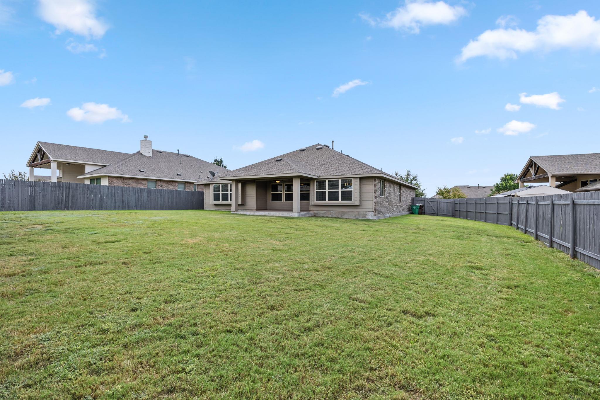 140 W Highfield St, Hutto, TX 78634