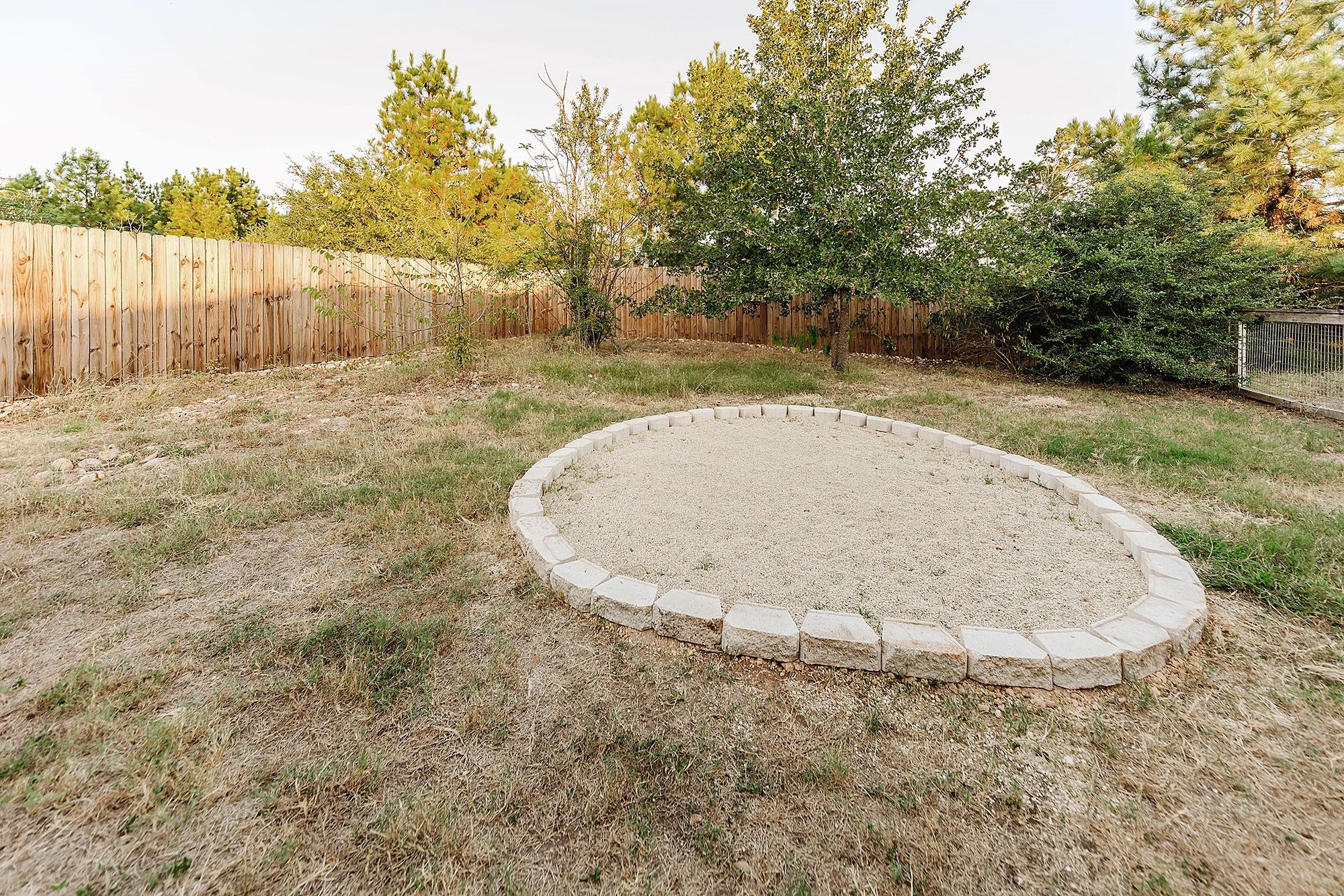 139 Village Forest Dr, Smithville, TX 78957