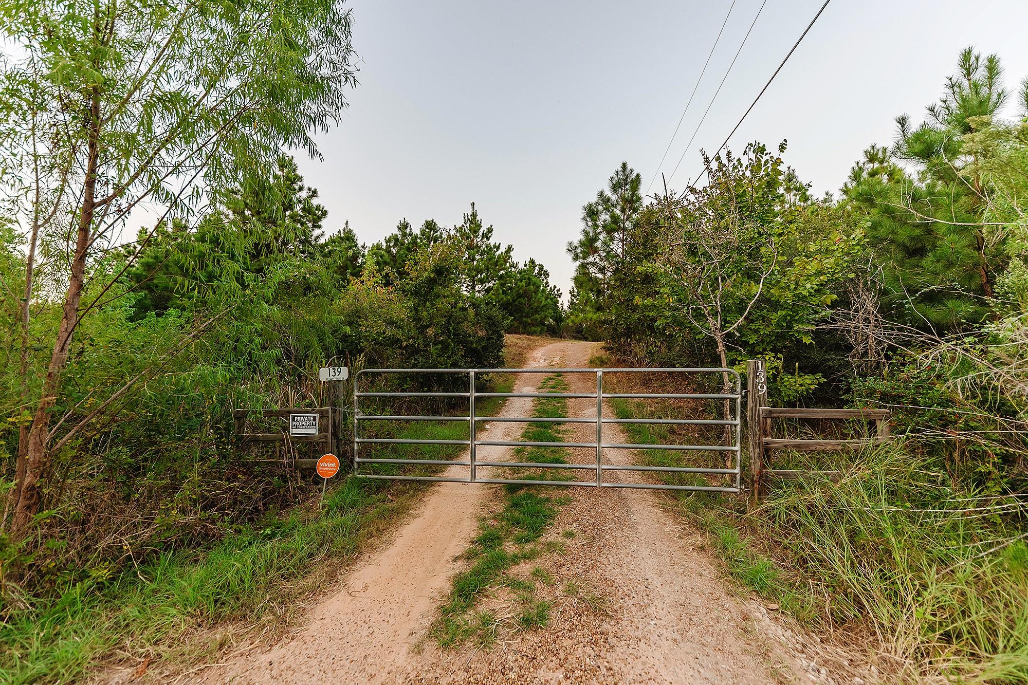 139 Village Forest Dr, Smithville, TX 78957