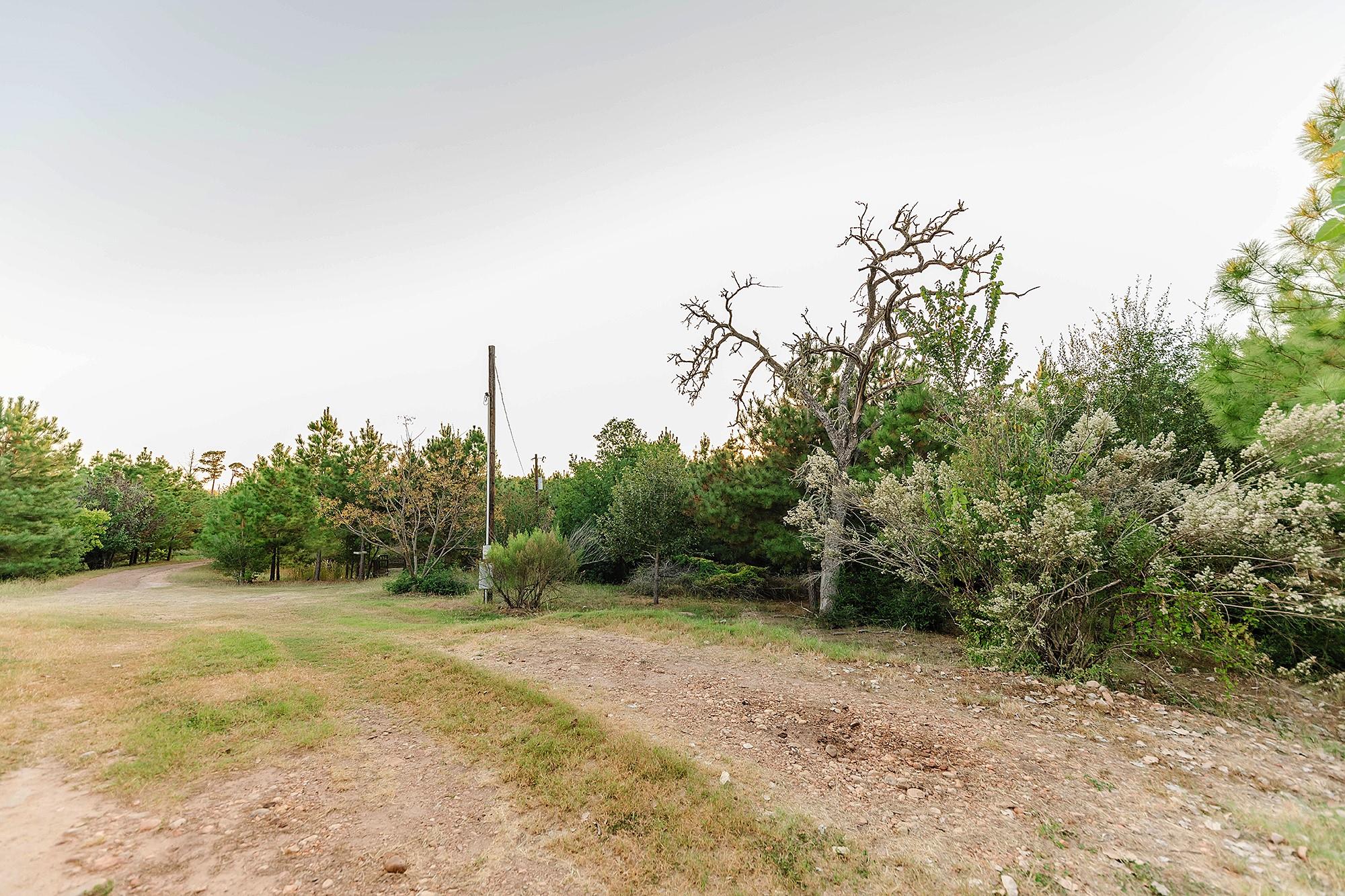 139 Village Forest Dr, Smithville, TX 78957