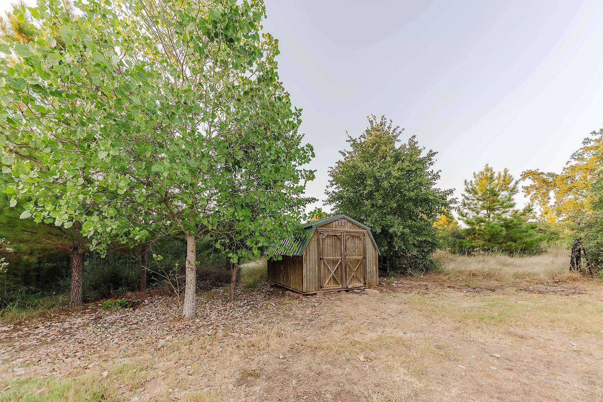 139 Village Forest Dr, Smithville, TX 78957