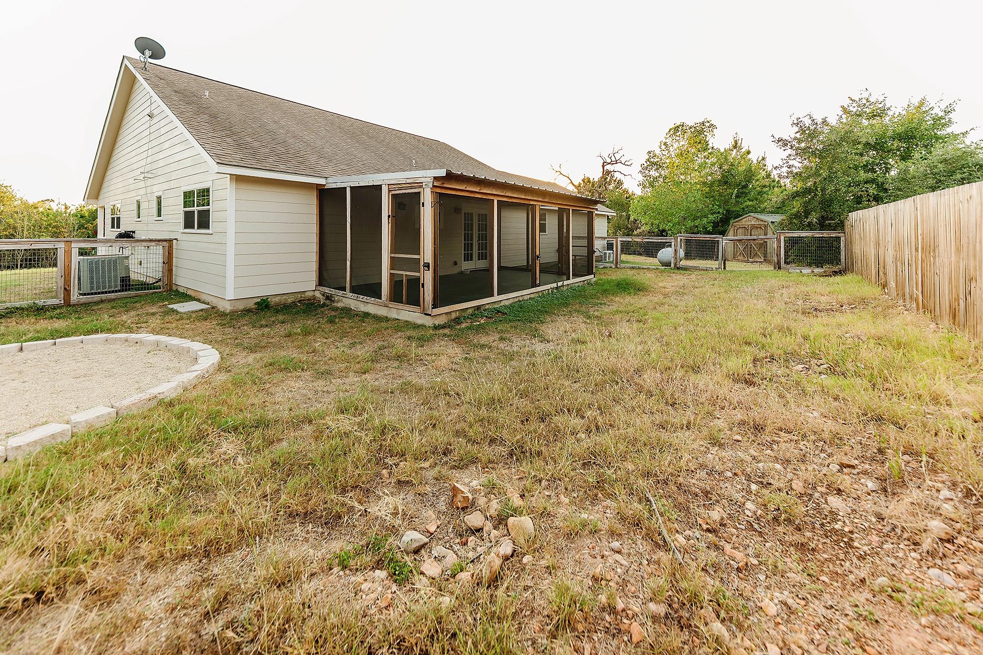 139 Village Forest Dr, Smithville, TX 78957