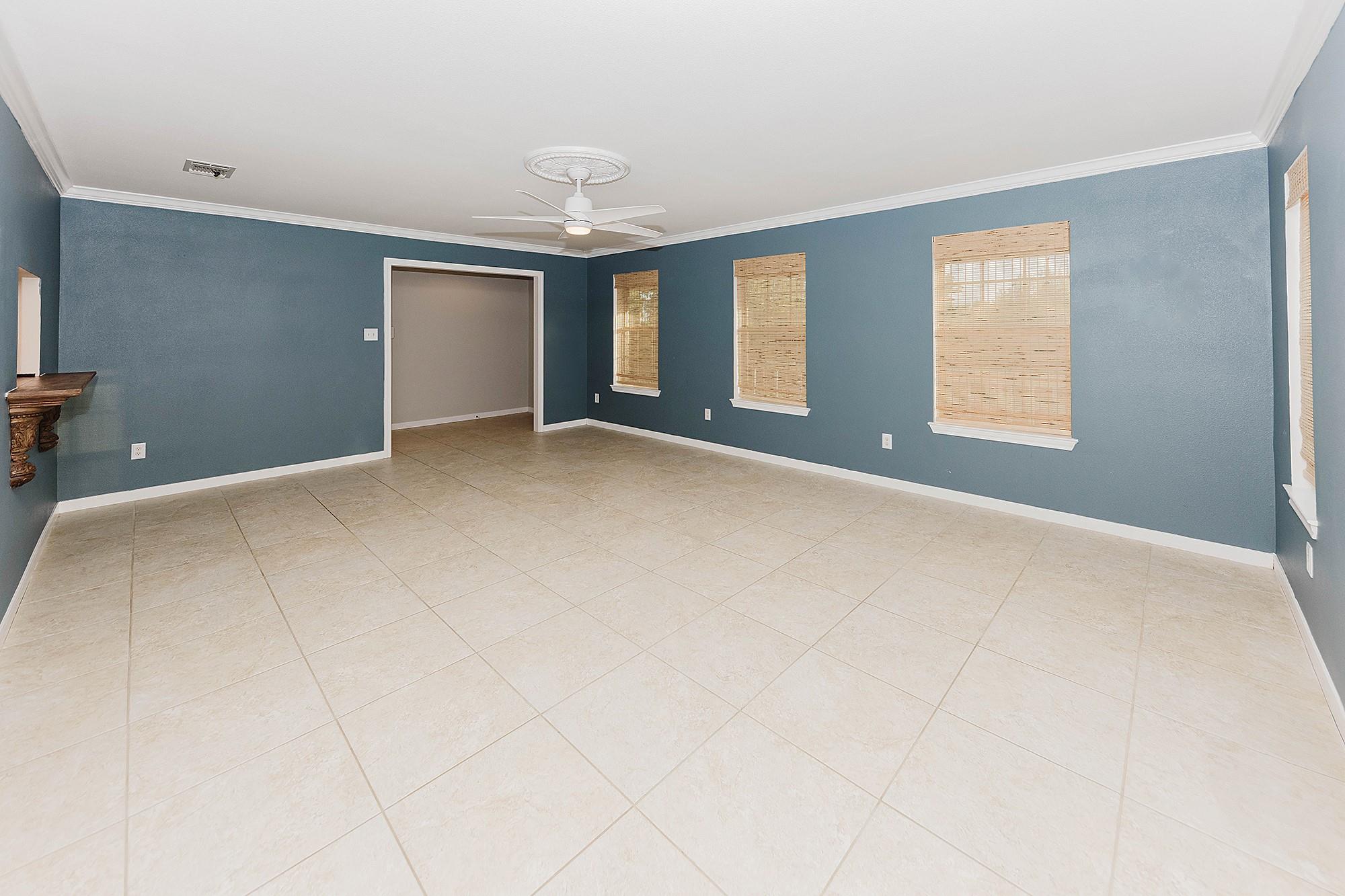 139 Village Forest Dr, Smithville, TX 78957