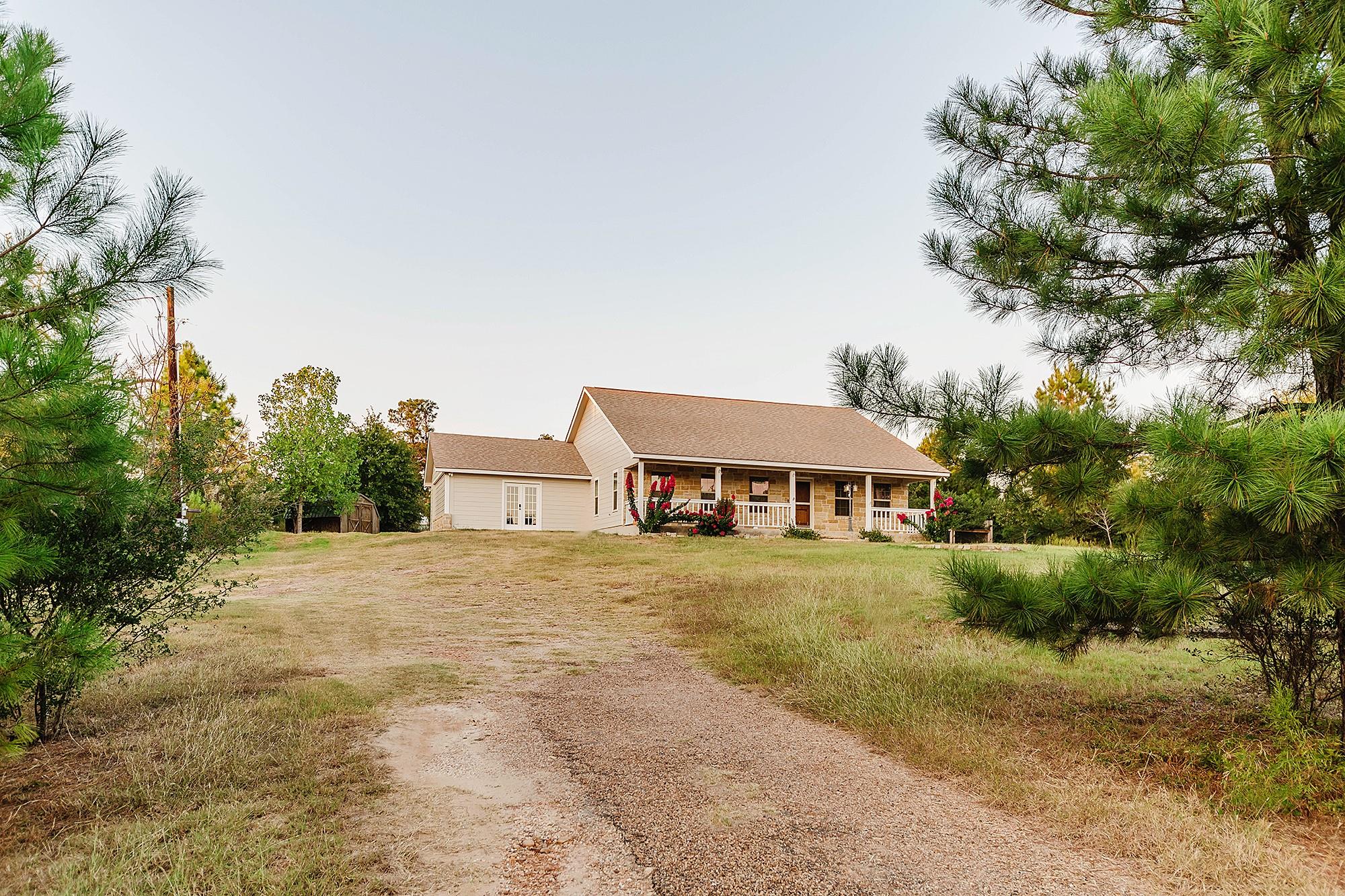 139 Village Forest Dr, Smithville, TX 78957
