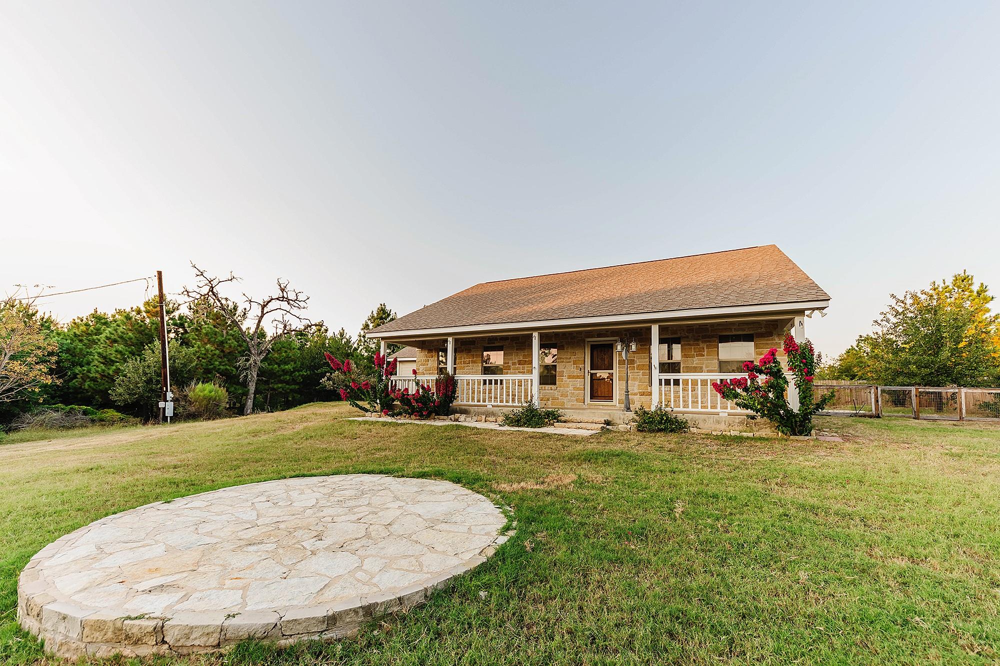 139 Village Forest Dr, Smithville, TX 78957