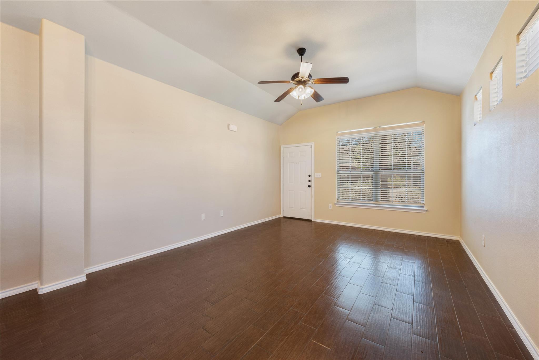 101 Creekside Villa Dr, Kyle, TX 78640