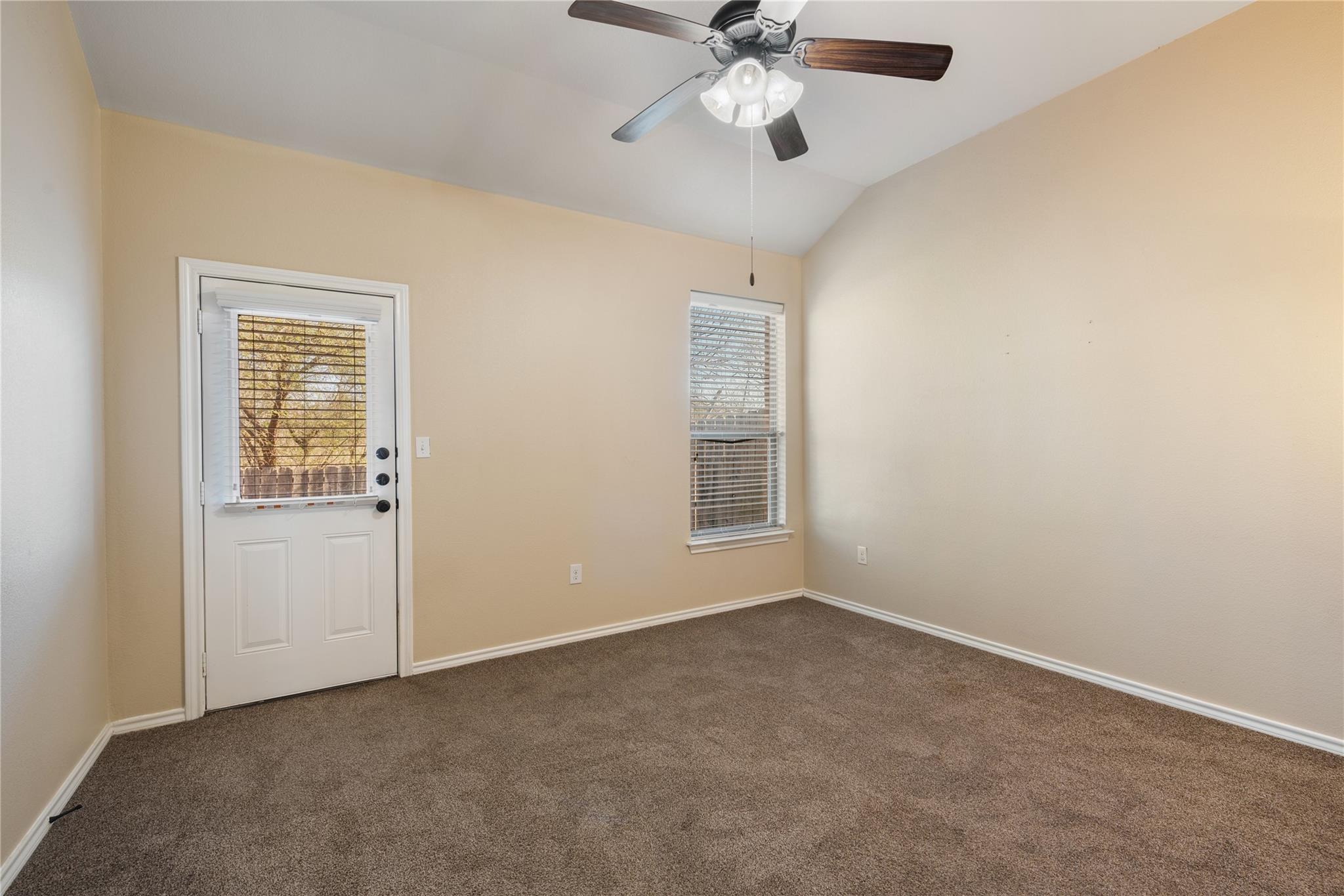 101 Creekside Villa Dr, Kyle, TX 78640