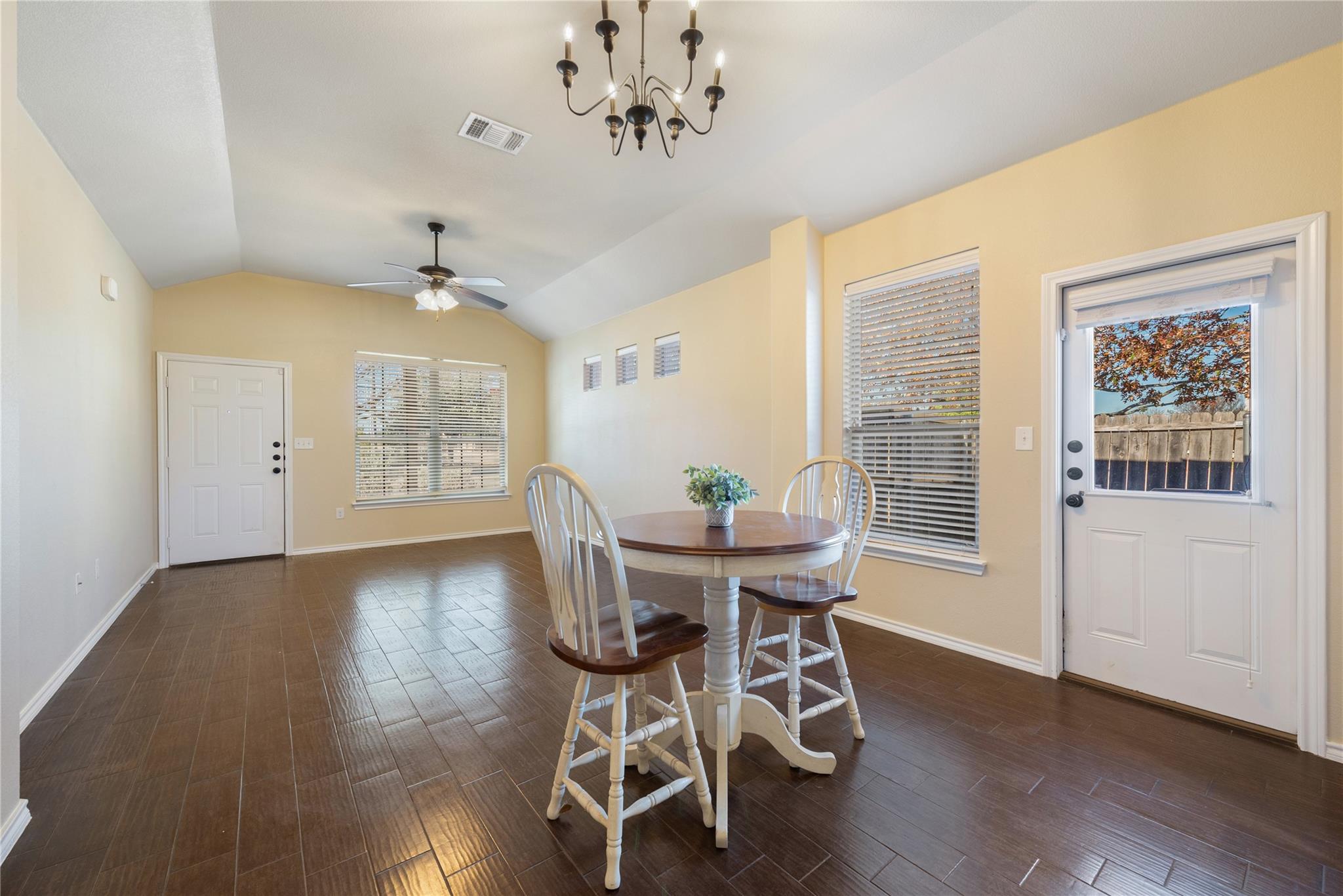 101 Creekside Villa Dr, Kyle, TX 78640