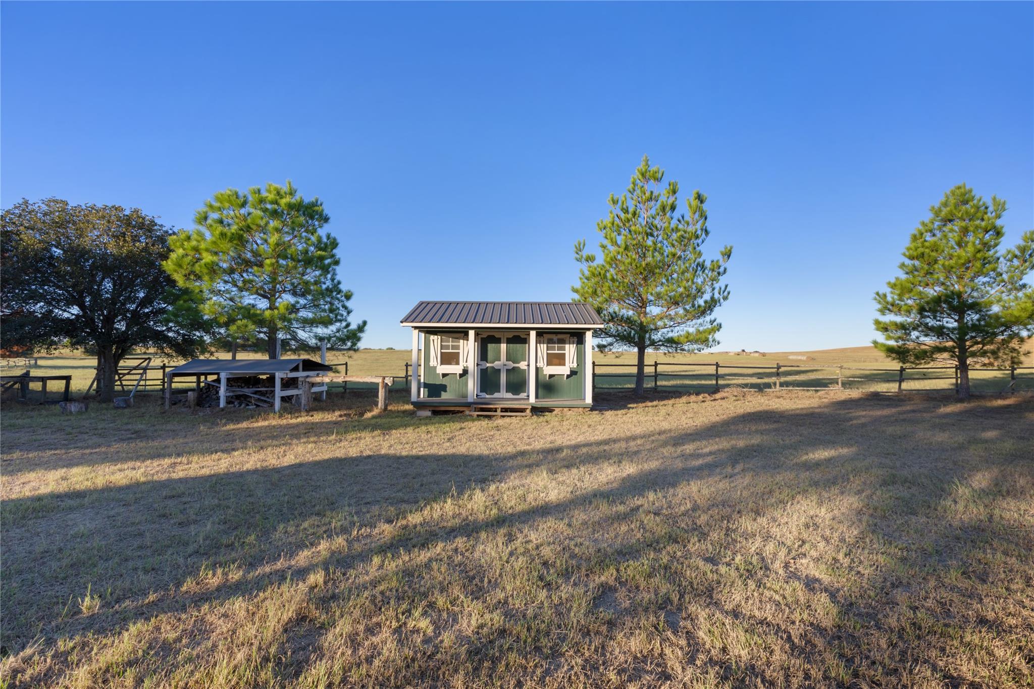 245 Country Ln, McDade, TX 78650