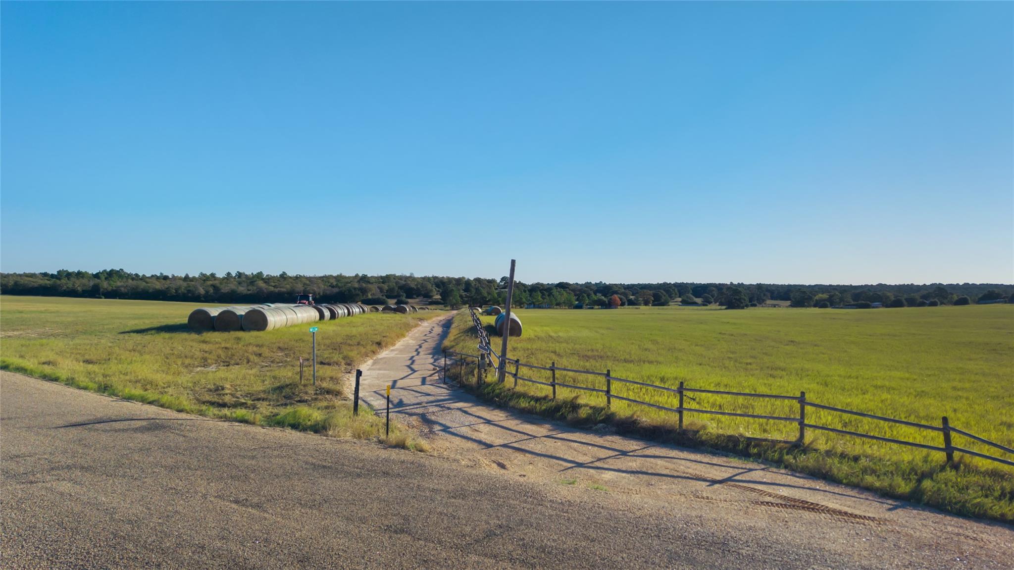 245 Country Ln, McDade, TX 78650