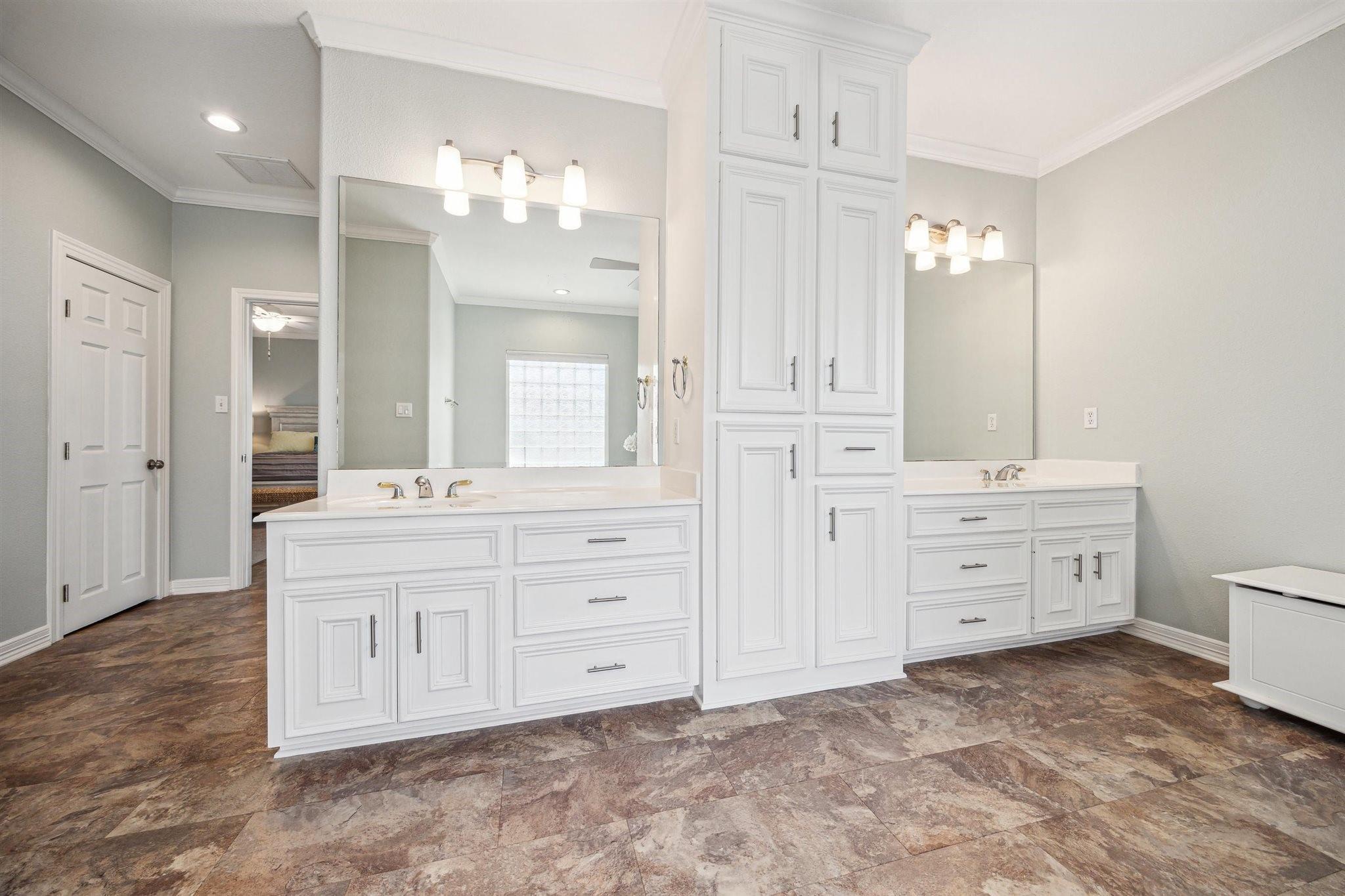 411 Sunset Cir, Galveston, TX 77554