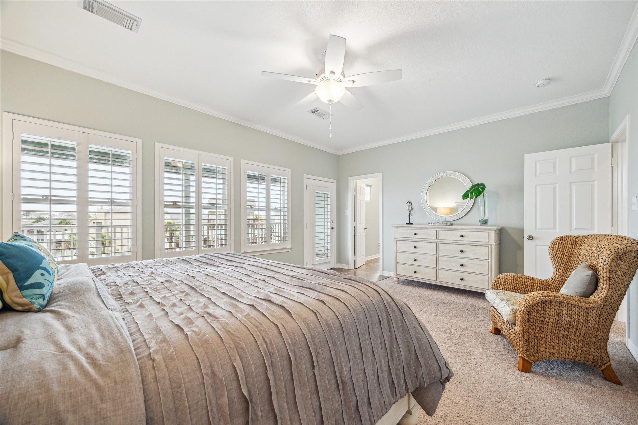 411 Sunset Cir, Galveston, TX 77554