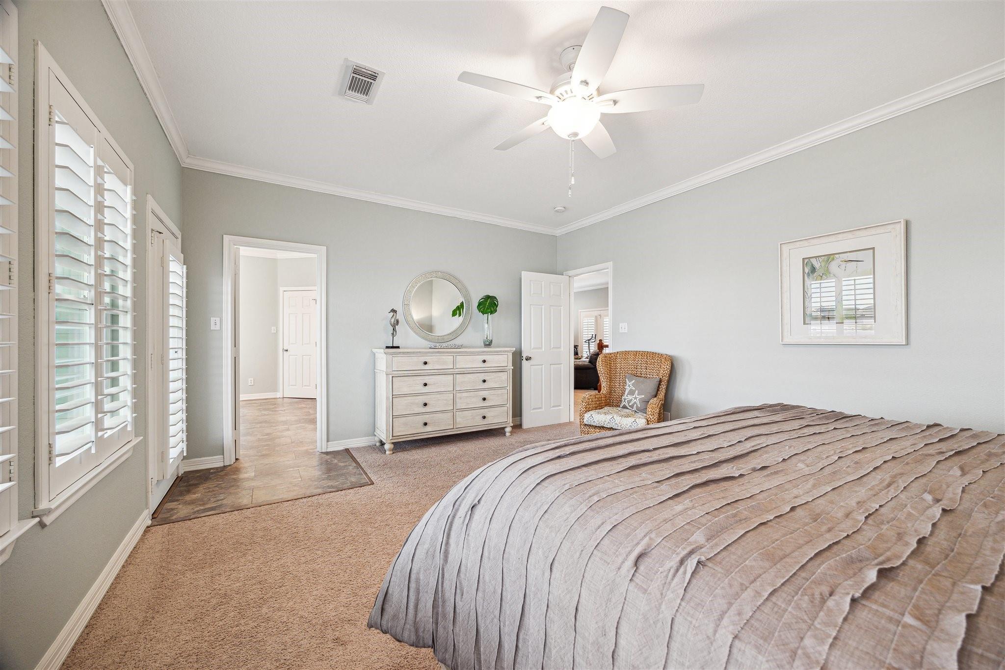 411 Sunset Cir, Galveston, TX 77554