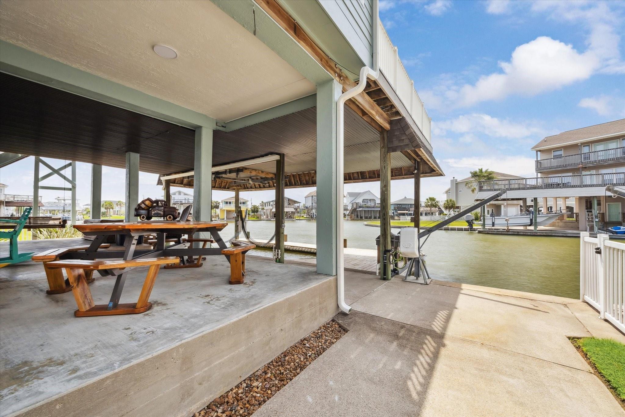 411 Sunset Cir, Galveston, TX 77554