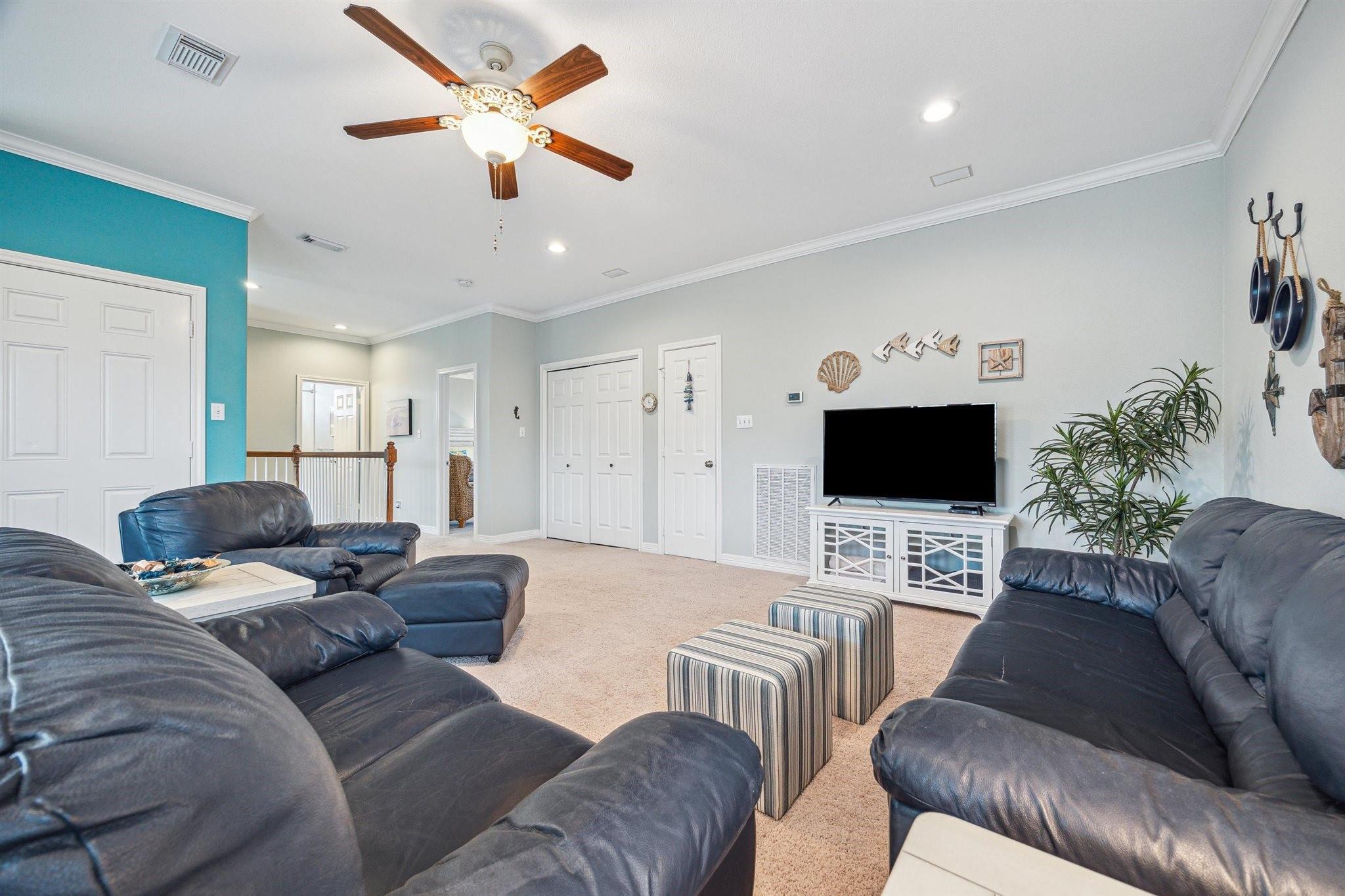 411 Sunset Cir, Galveston, TX 77554