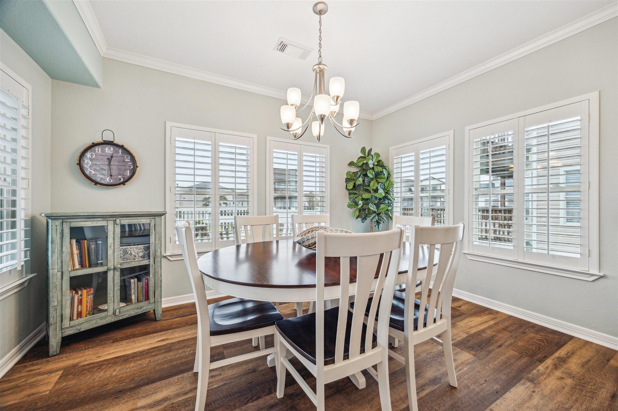 411 Sunset Cir, Galveston, TX 77554