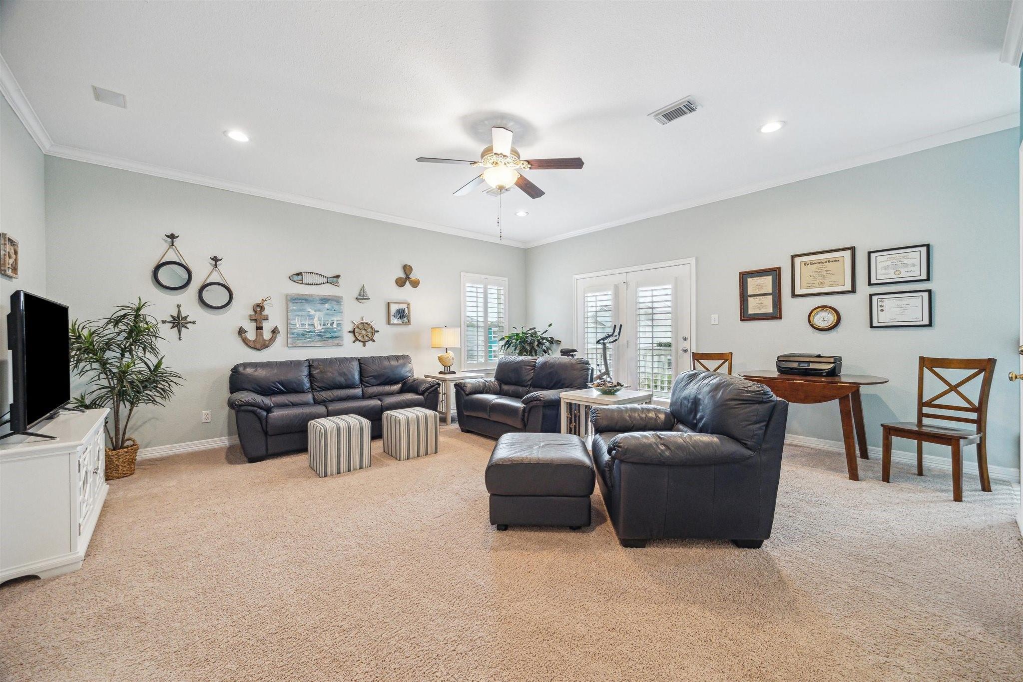 411 Sunset Cir, Galveston, TX 77554