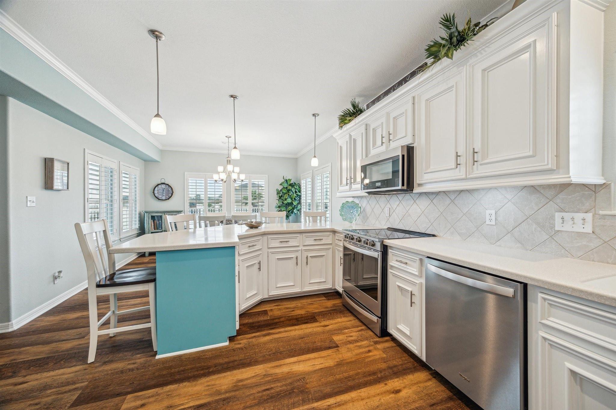 411 Sunset Cir, Galveston, TX 77554