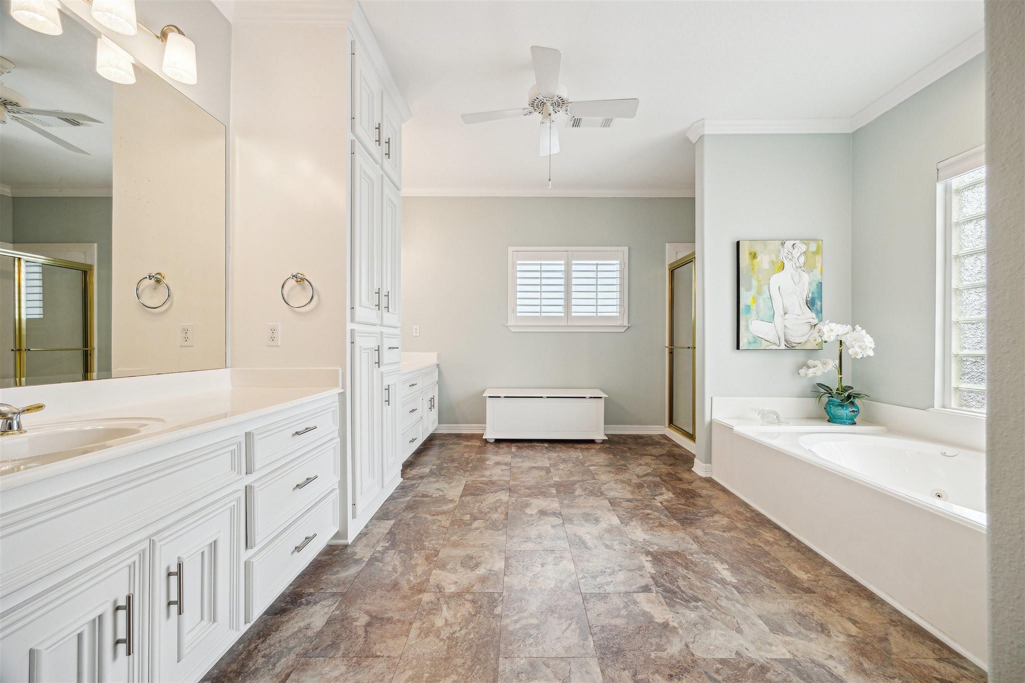 411 Sunset Cir, Galveston, TX 77554