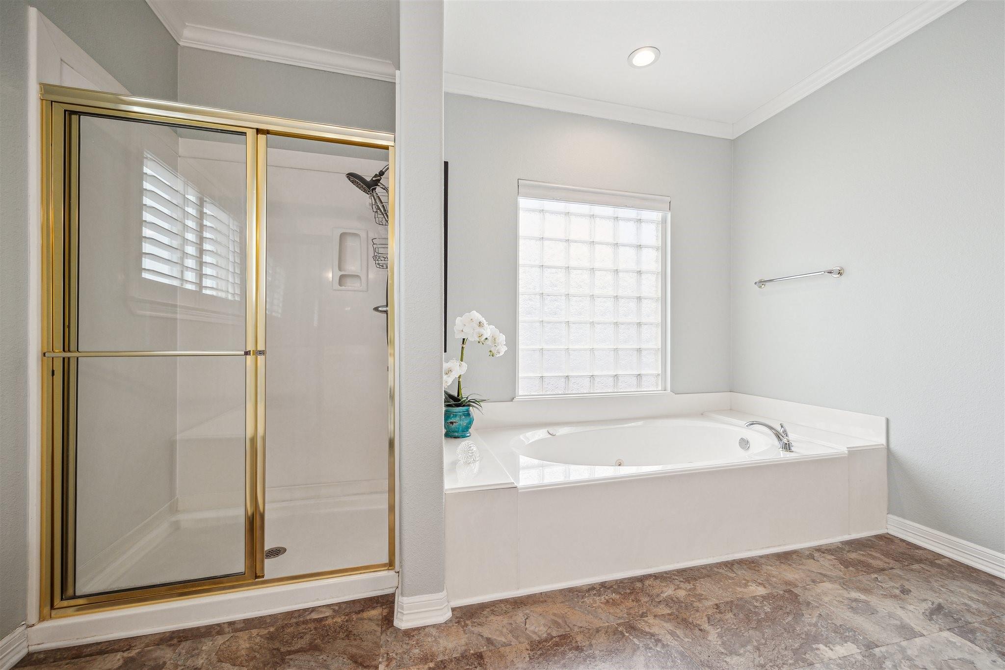 411 Sunset Cir, Galveston, TX 77554