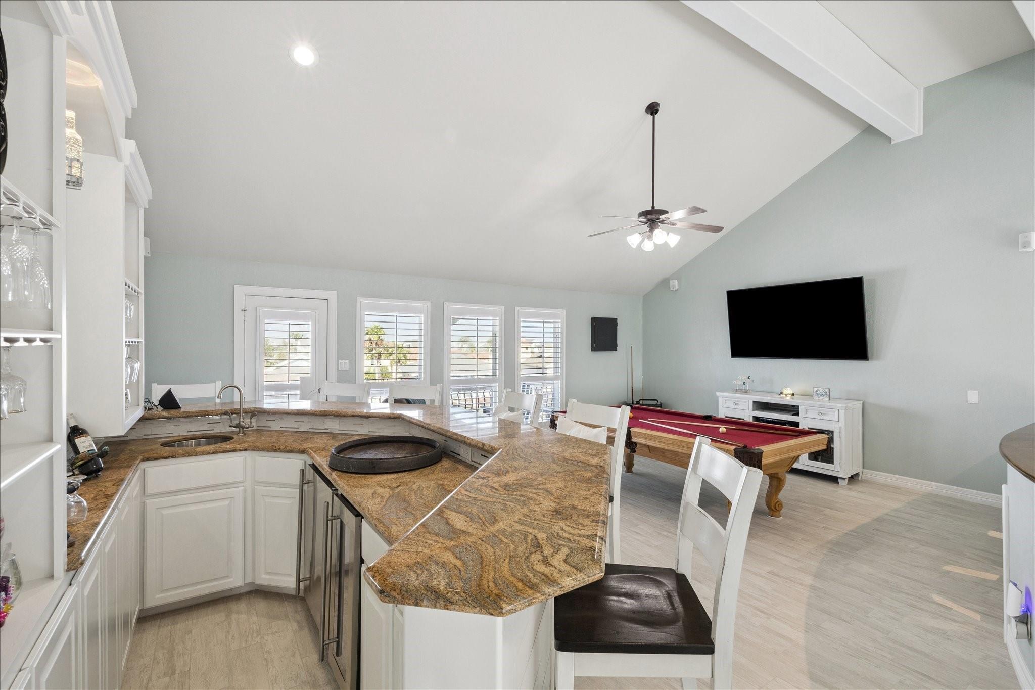 241 Tamana Dr, Galveston, TX 77554