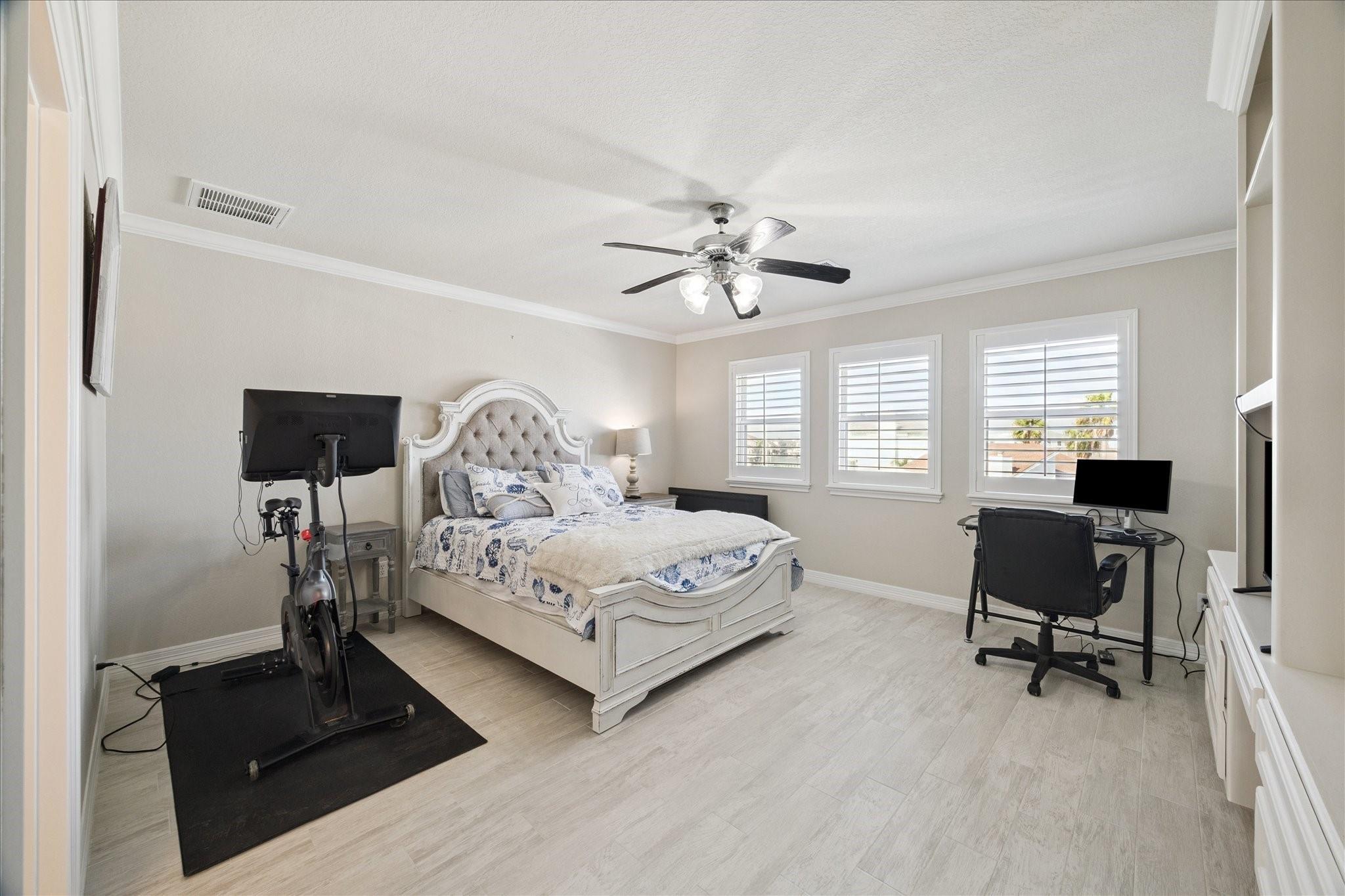 241 Tamana Dr, Galveston, TX 77554