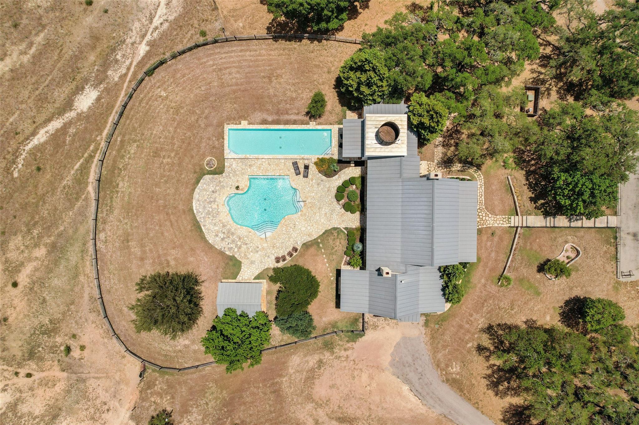 140 Lantana Dr, Johnson City, TX 78636