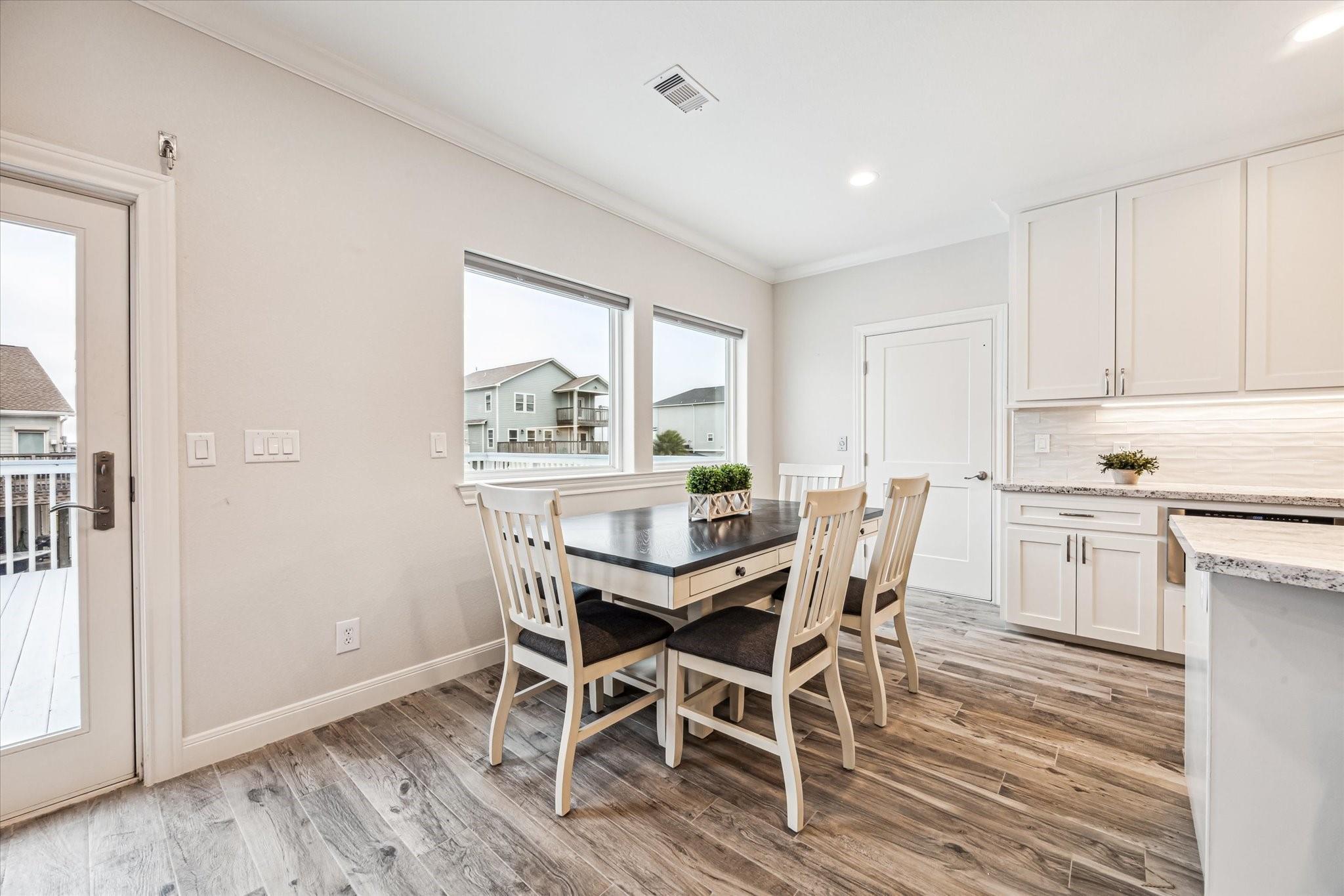 430 Amanda Cir, Galveston, TX 77554