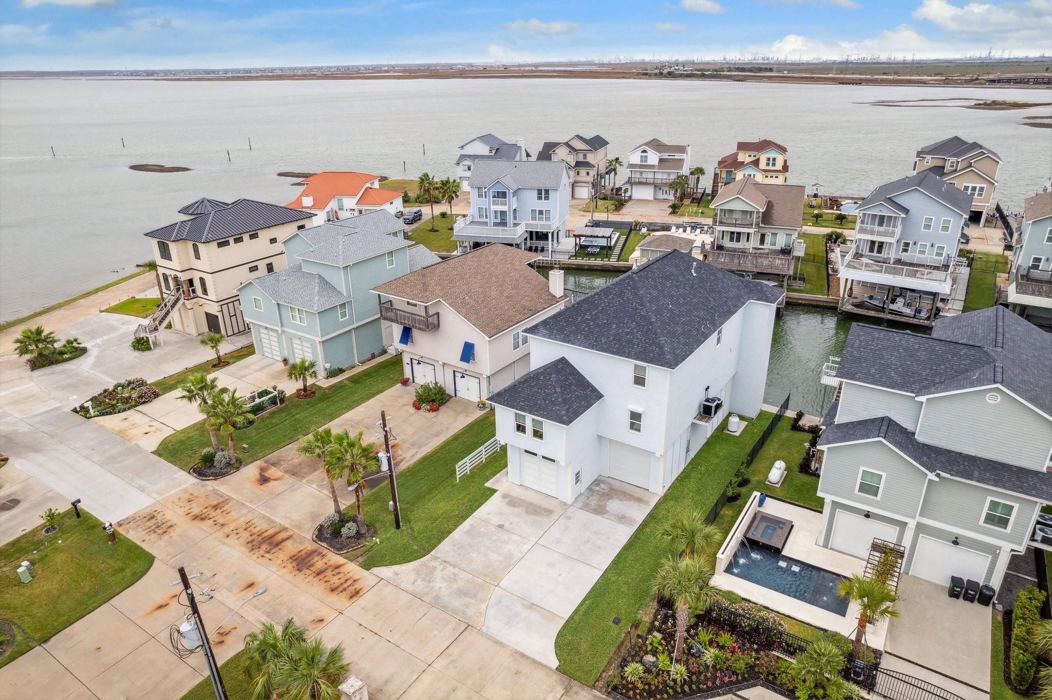 430 Amanda Cir, Galveston, TX 77554