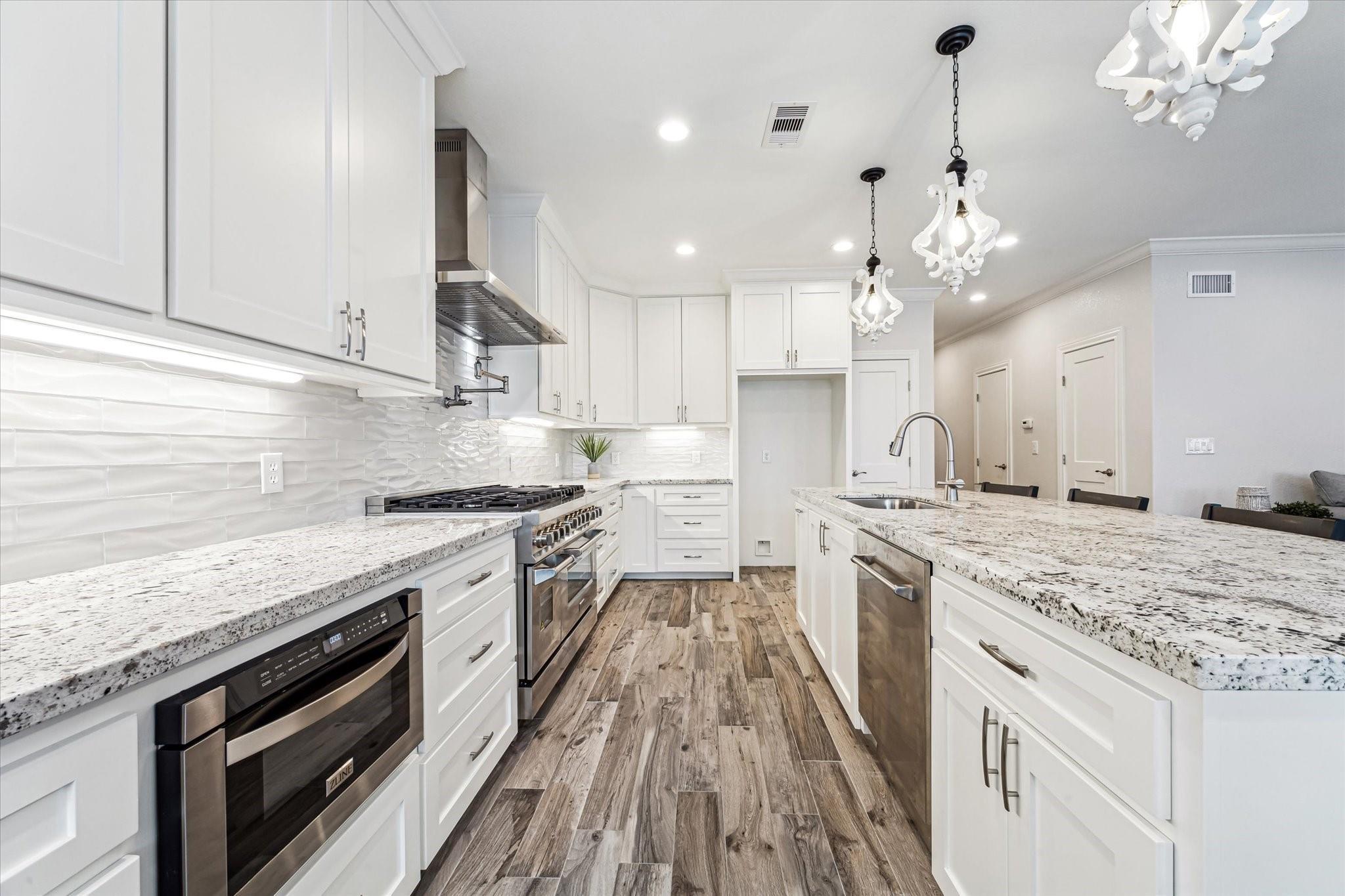 430 Amanda Cir, Galveston, TX 77554