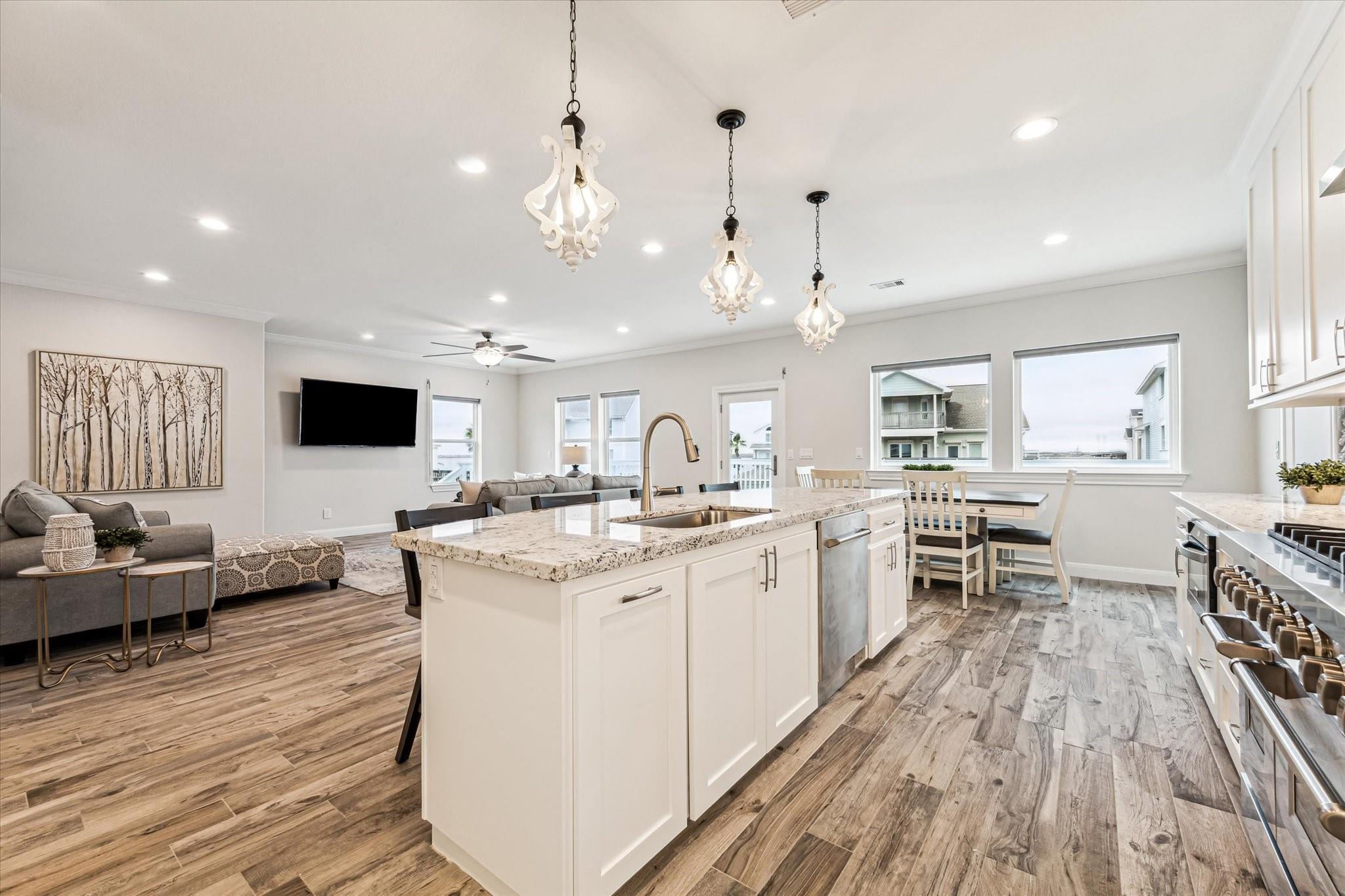 430 Amanda Cir, Galveston, TX 77554