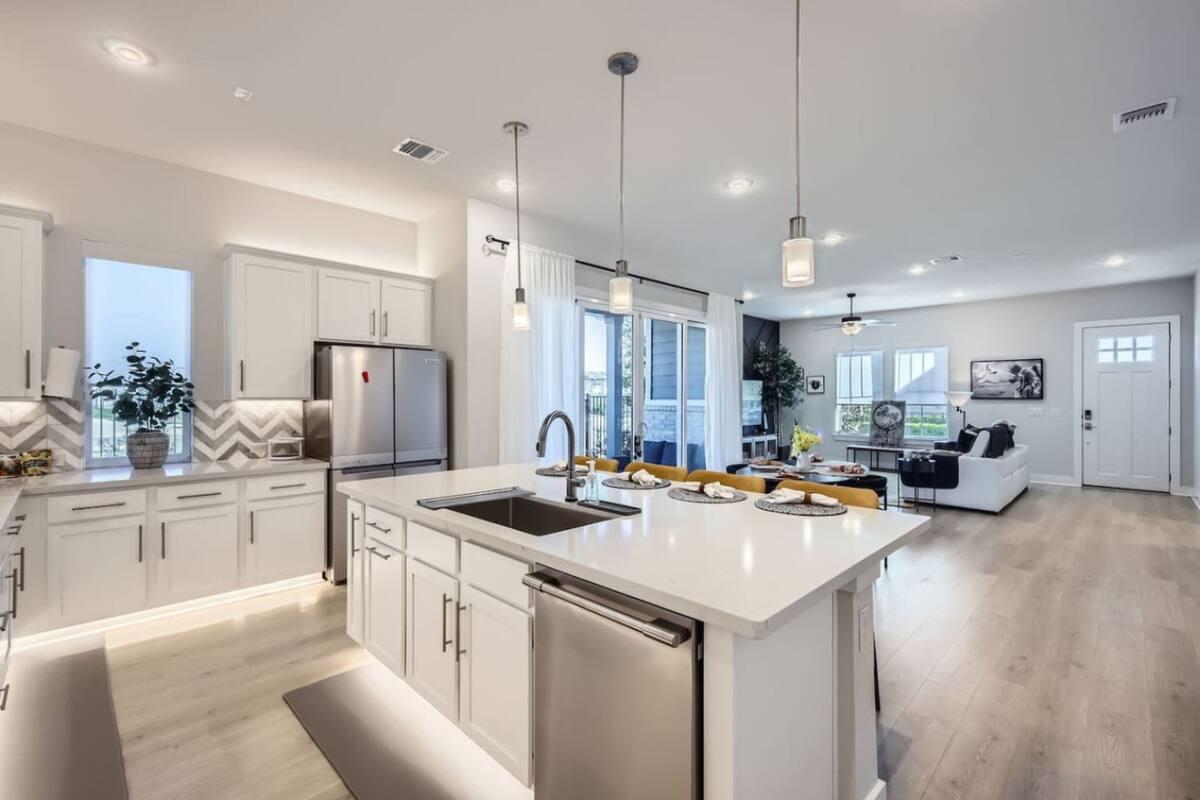 7700 Ella Lee Ln, Austin, TX 78744