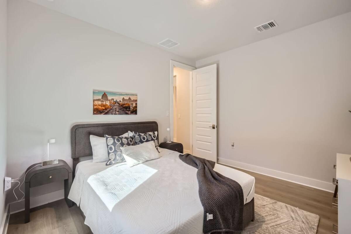 7700 Ella Lee Ln, Austin, TX 78744