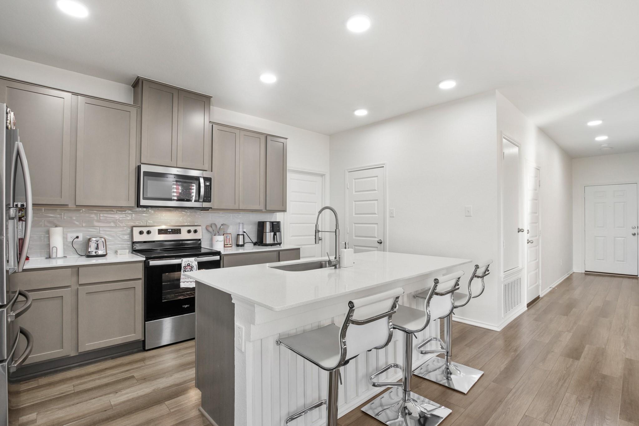 102 Whitney Dr, Elgin, TX 78621