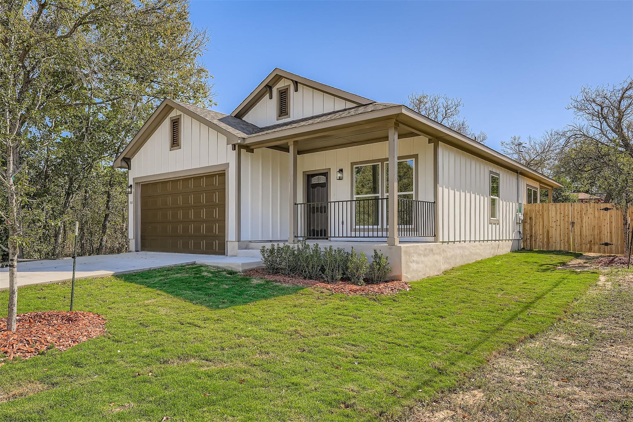 701 E 3rd St, Elgin, TX 78621