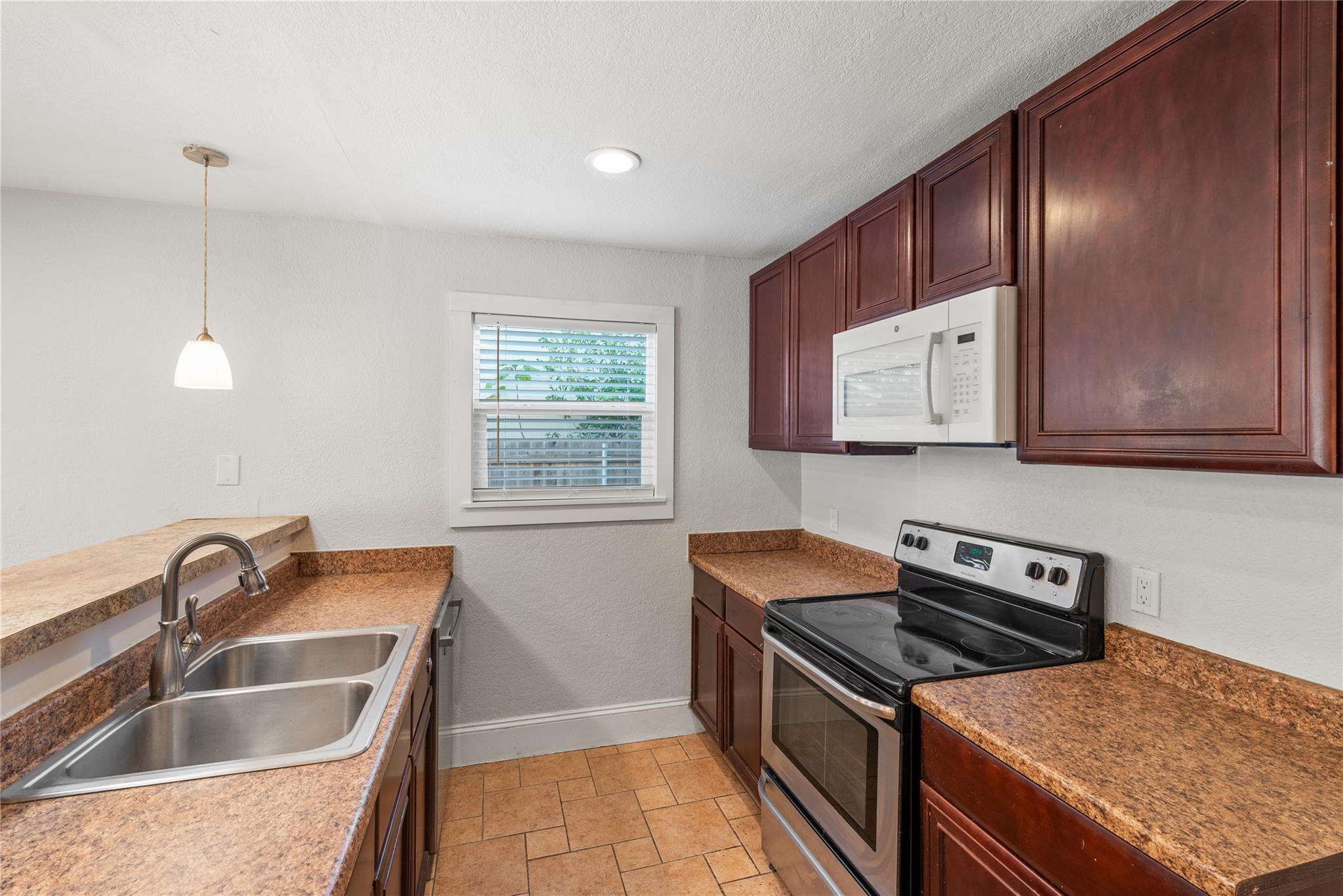 3900 Hillside Dr, Round Rock, TX 78681