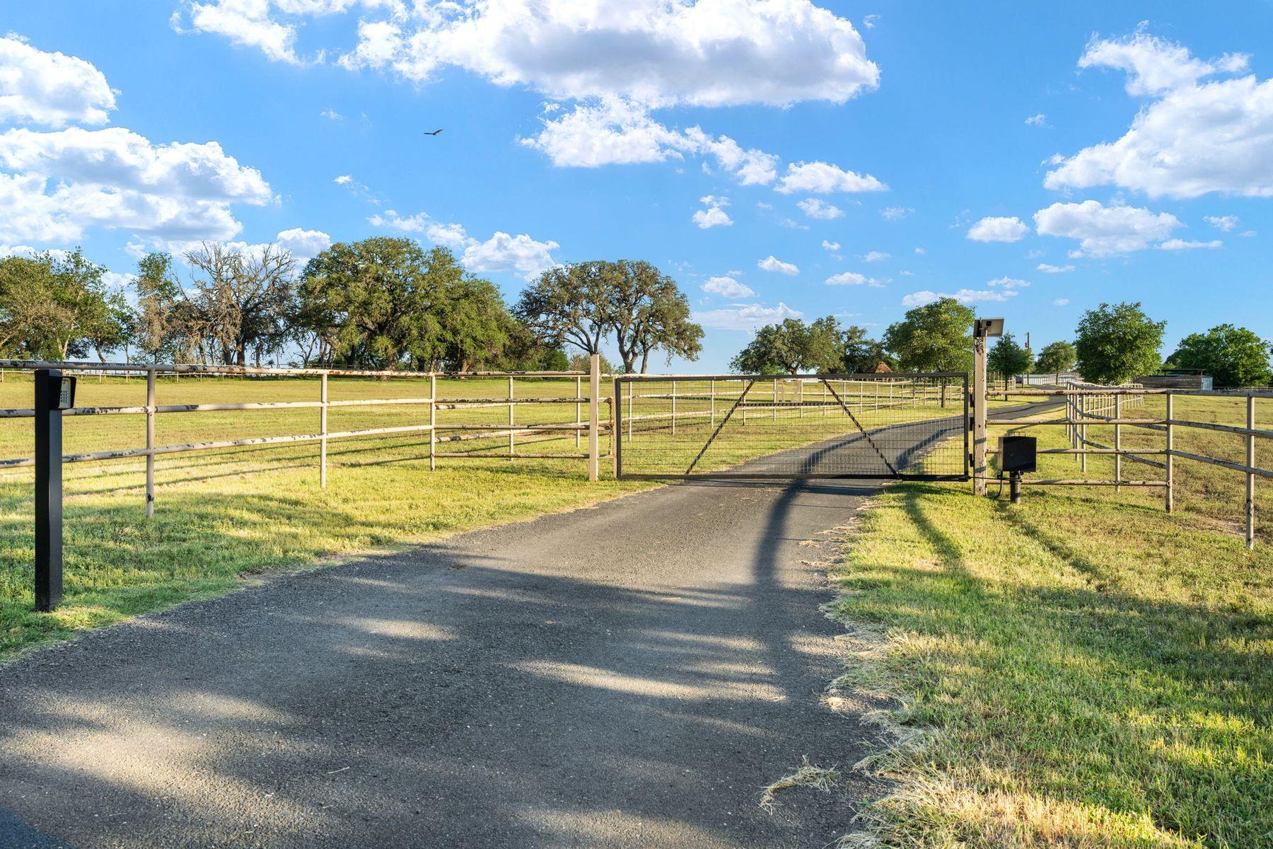 25 Zoeller Ln, Boerne, TX 78006