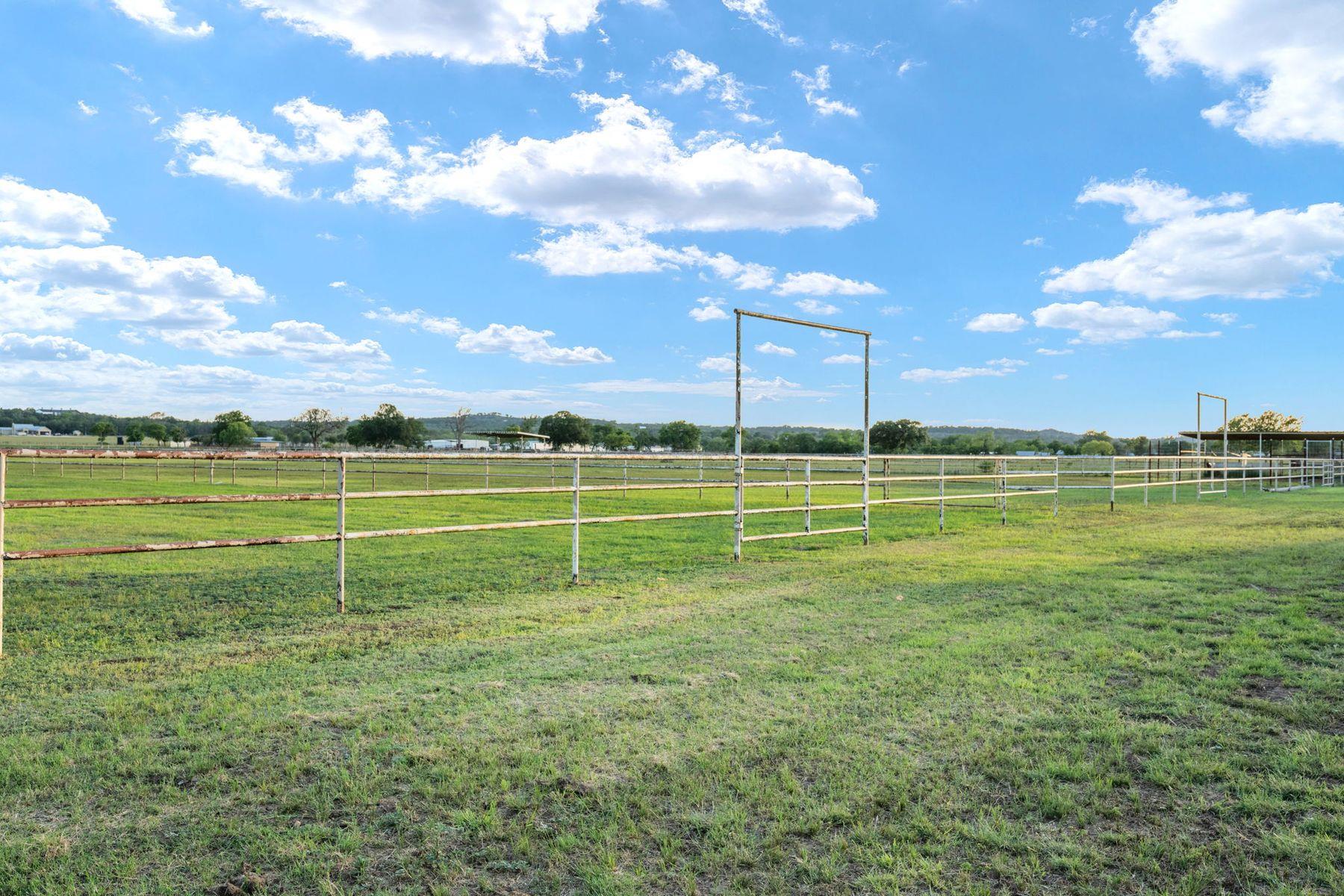 25 Zoeller Ln, Boerne, TX 78006