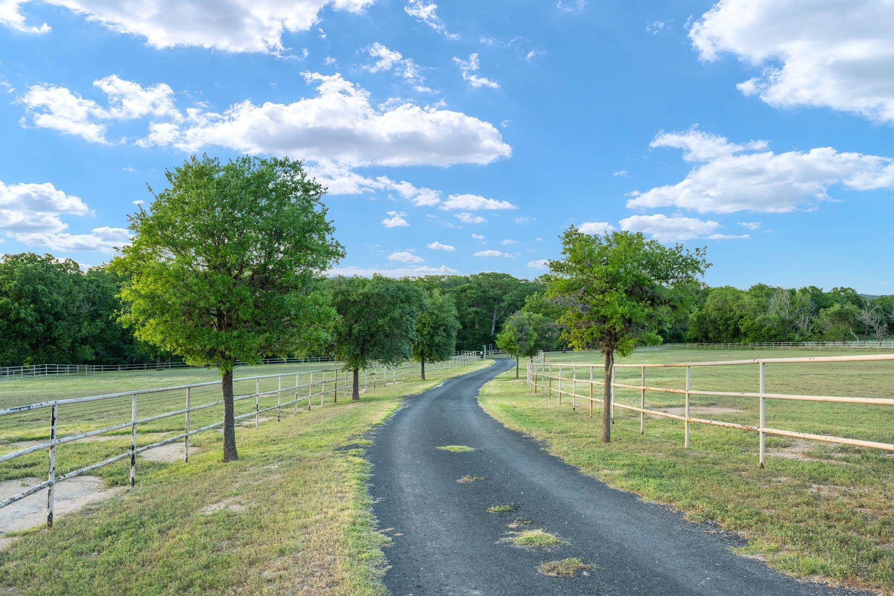 25 Zoeller Ln, Boerne, TX 78006