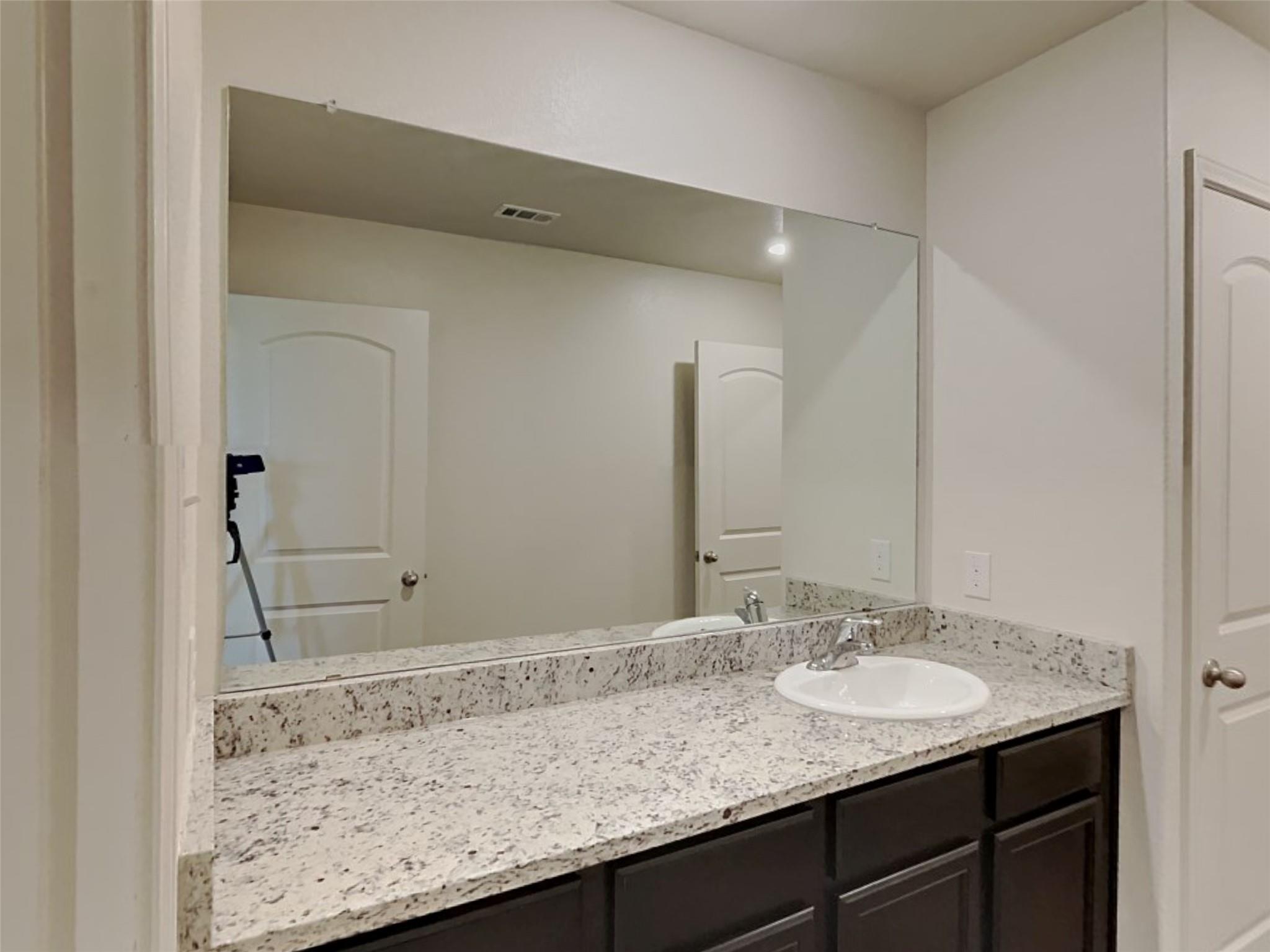 105 Pettigrew Ct, Jarrell, TX 76537