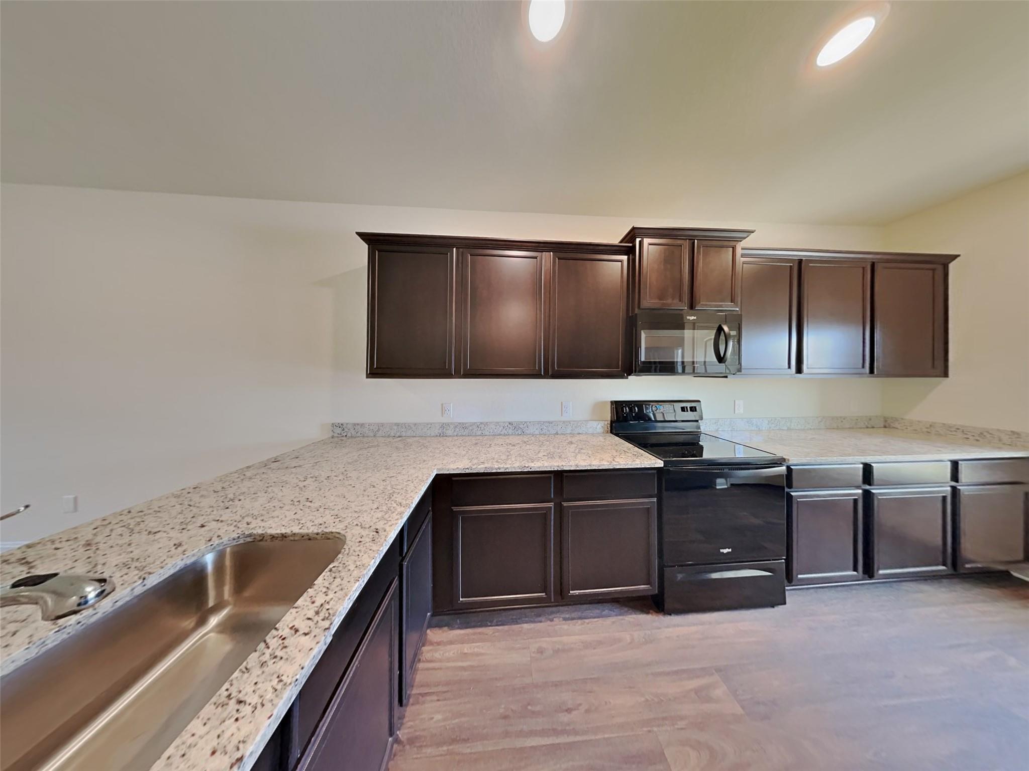 105 Pettigrew Ct, Jarrell, TX 76537