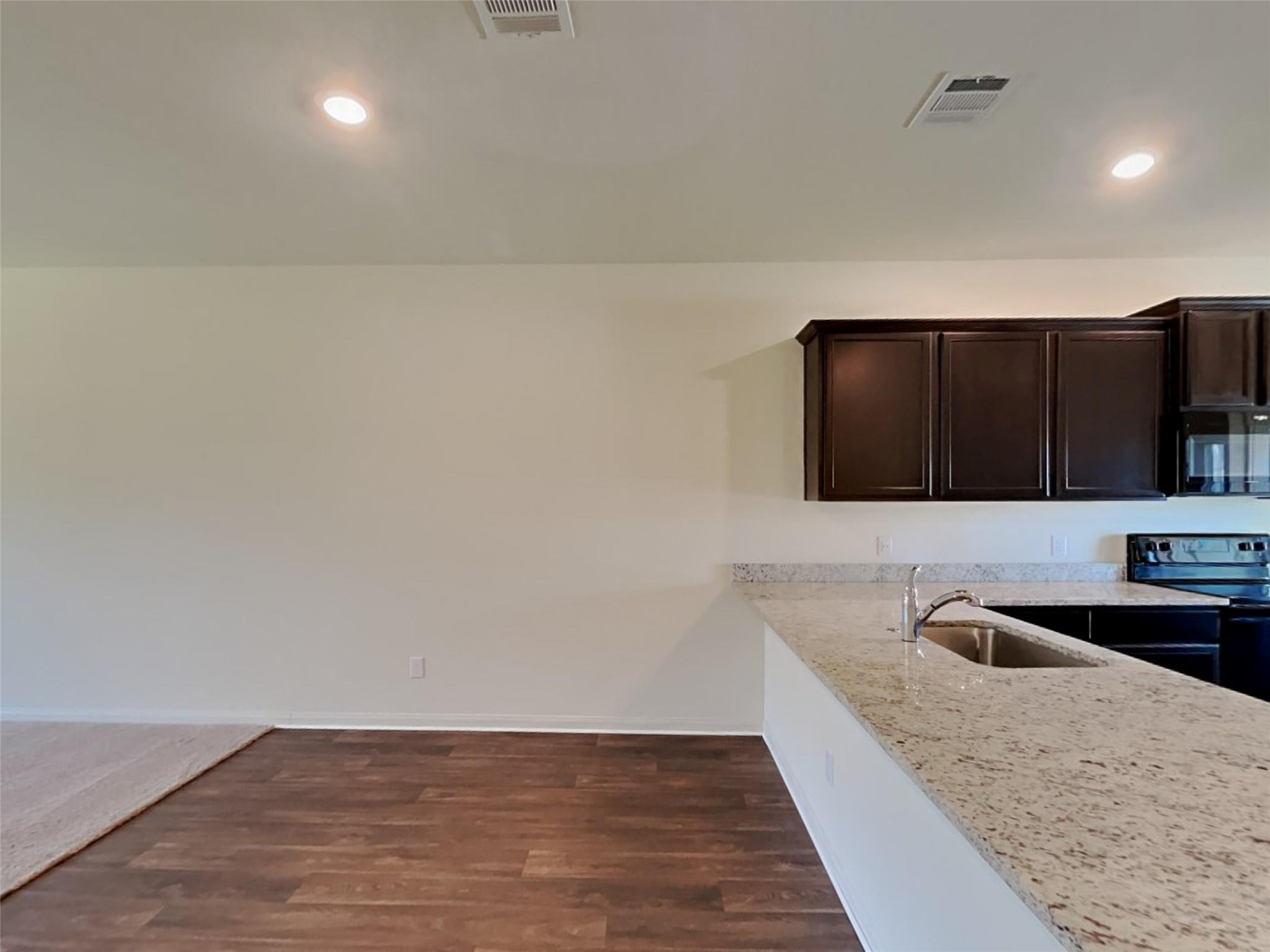 105 Pettigrew Ct, Jarrell, TX 76537