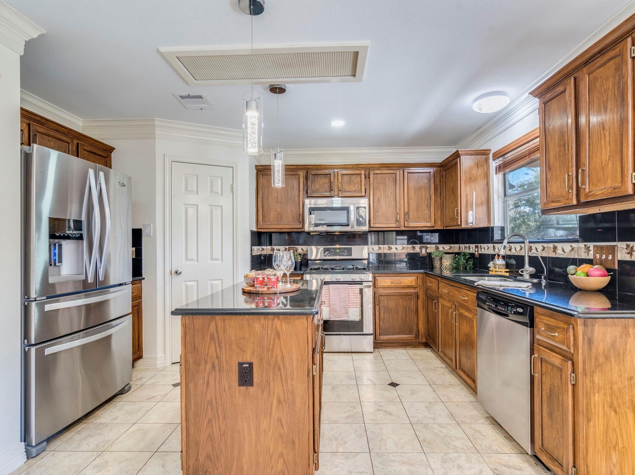 824 Whitehall Dr, Pflugerville, TX 78660