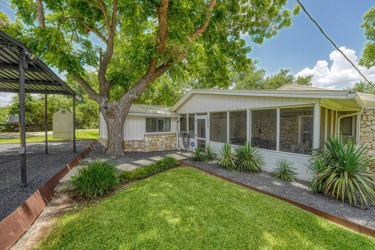 1304 S Lakeside Dr, Burnet, TX 78611