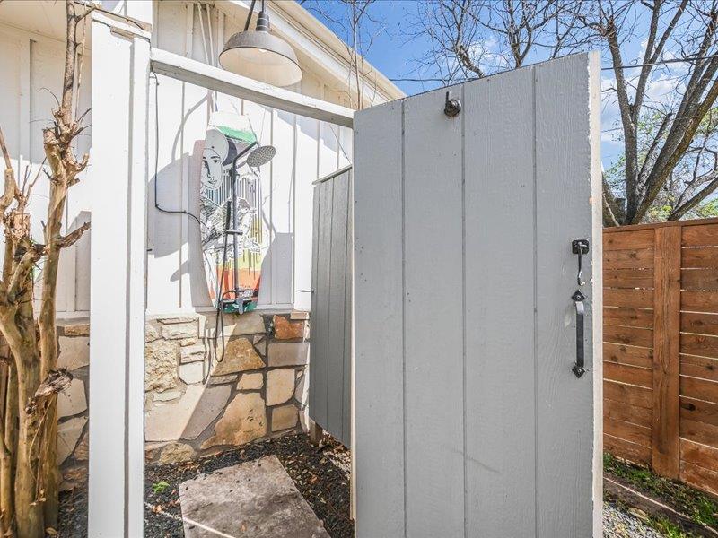 1304 S Lakeside Dr, Burnet, TX 78611