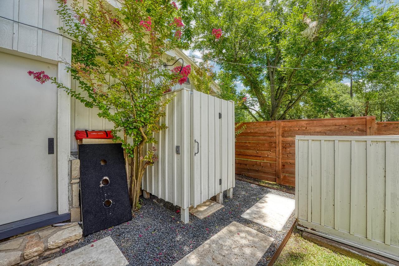 1304 S Lakeside Dr, Burnet, TX 78611