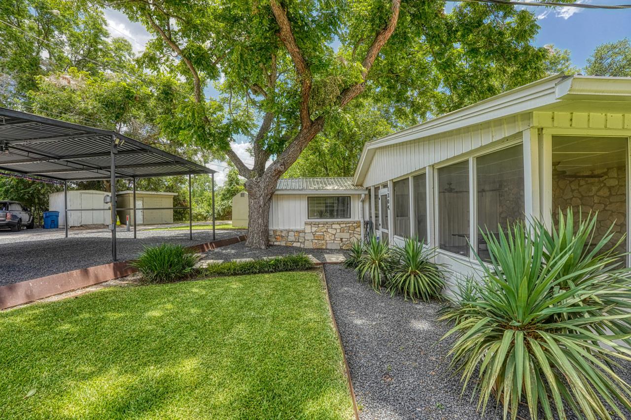 1304 S Lakeside Dr, Burnet, TX 78611